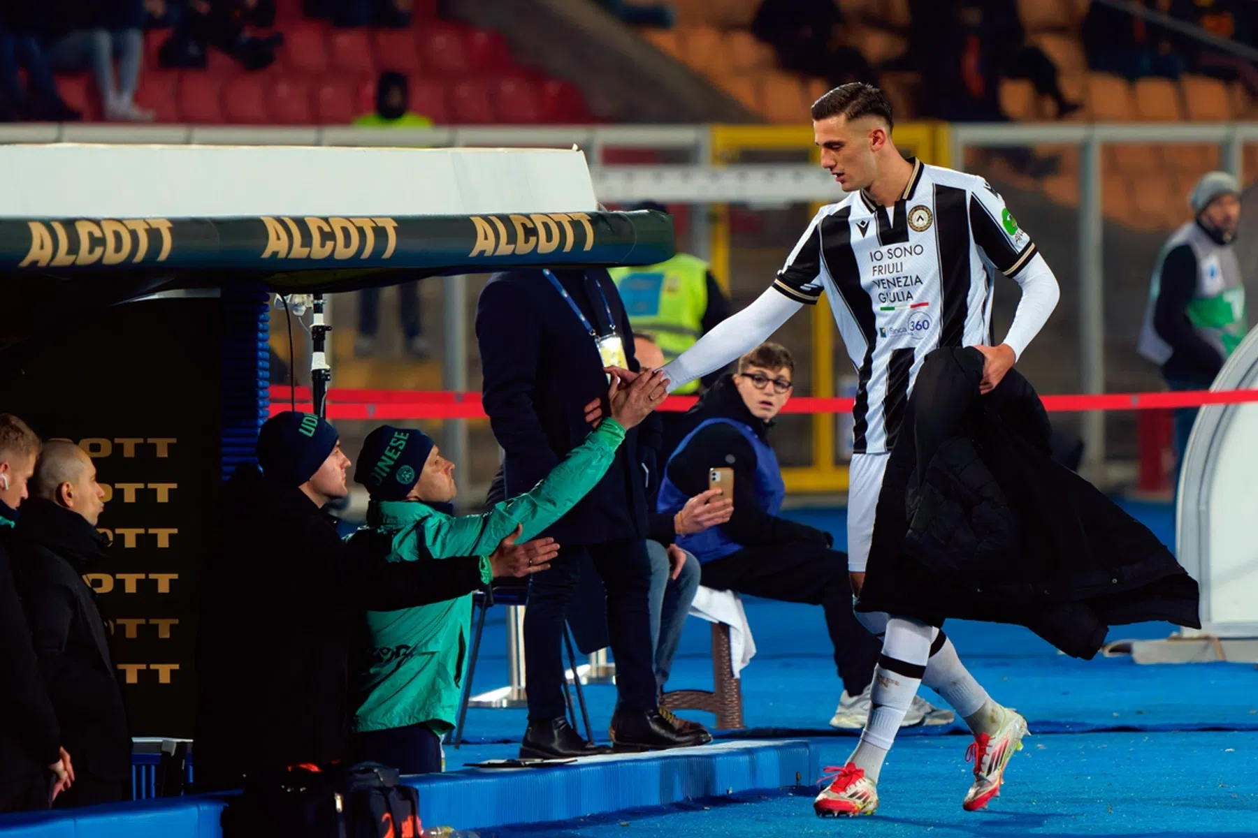 Boze coach legt uit waarom hij ex-Ajacied Lucca direct na goal wisselde