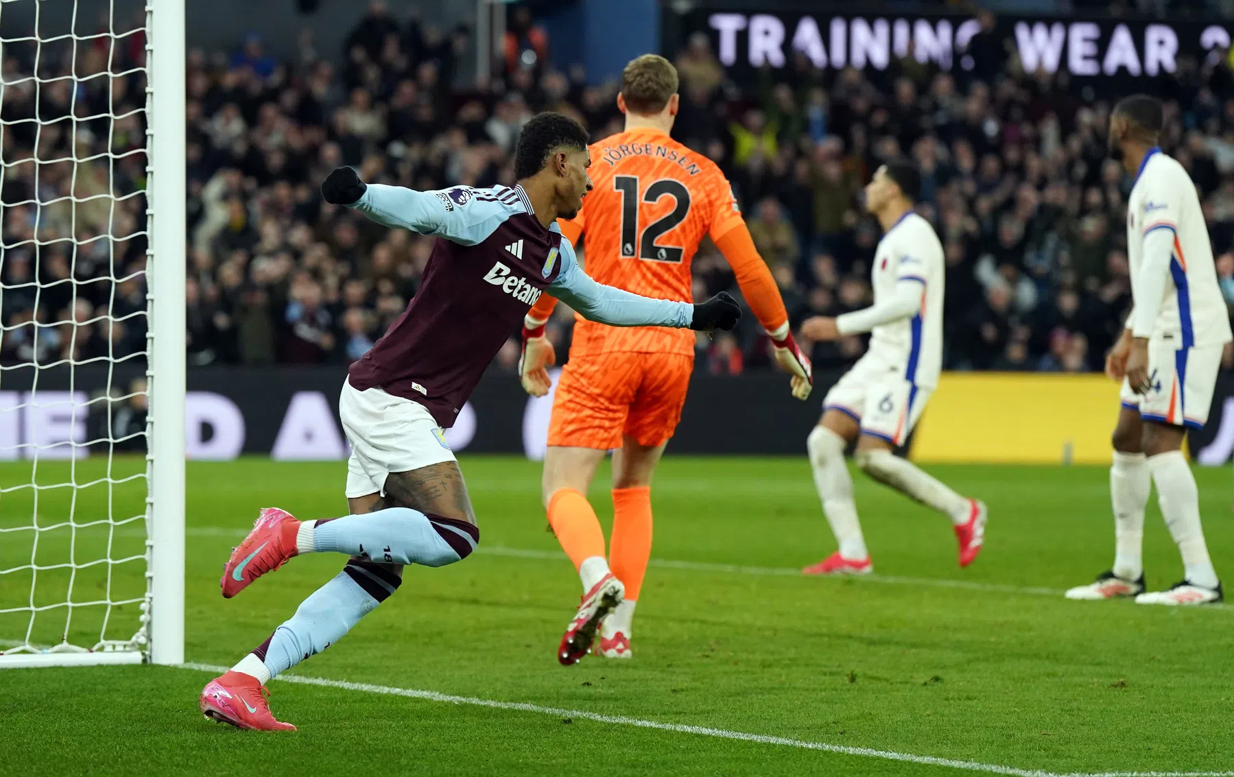 Dolend Chelsea ten onder door weer een keepersfout en nieuw droomduo Villa