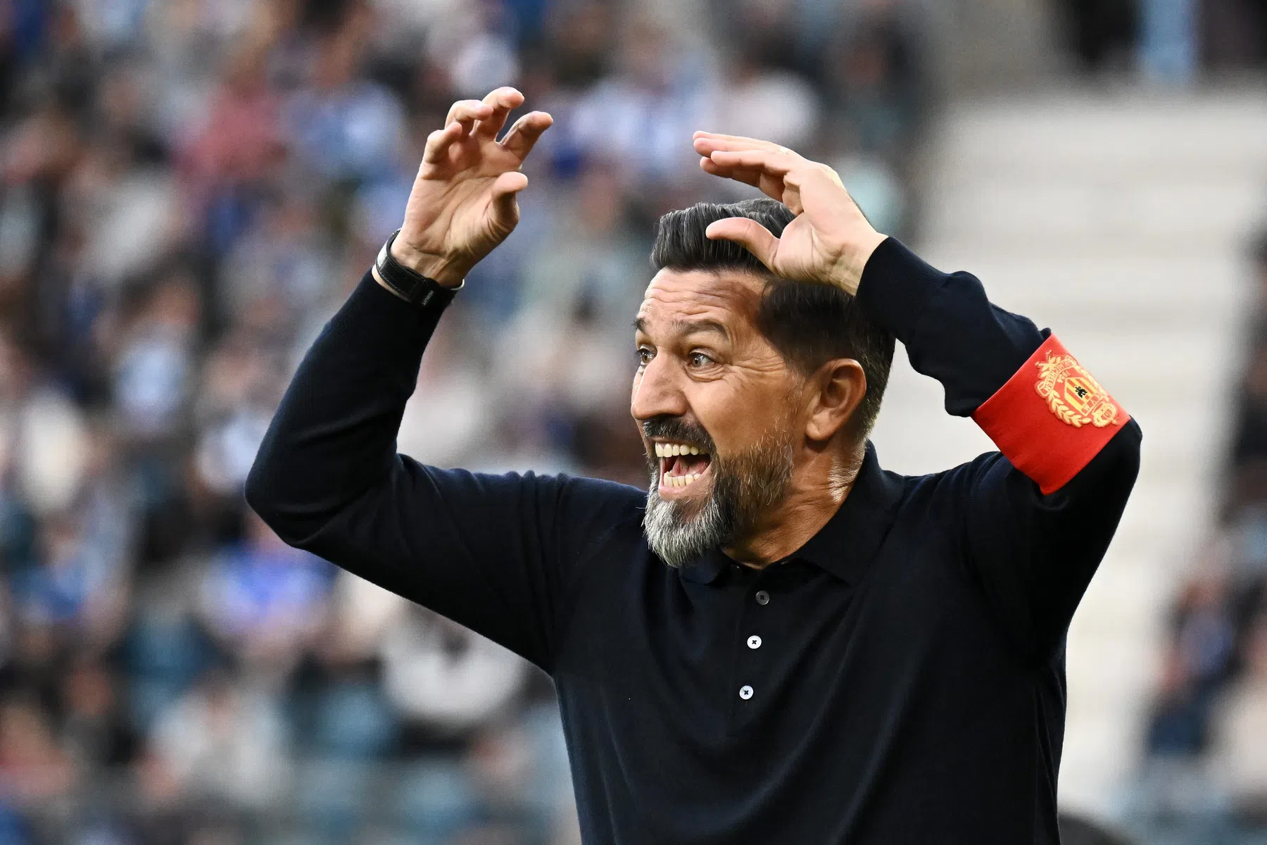 Furieuze Mechelen-coach wordt tegengehouden door spelers