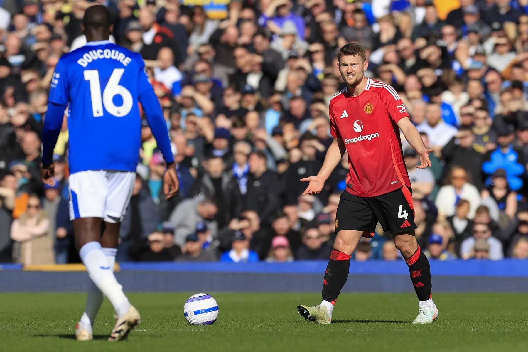 Manchester United keihard aangepakt door Engelse media, De Ligt krijgt een 2