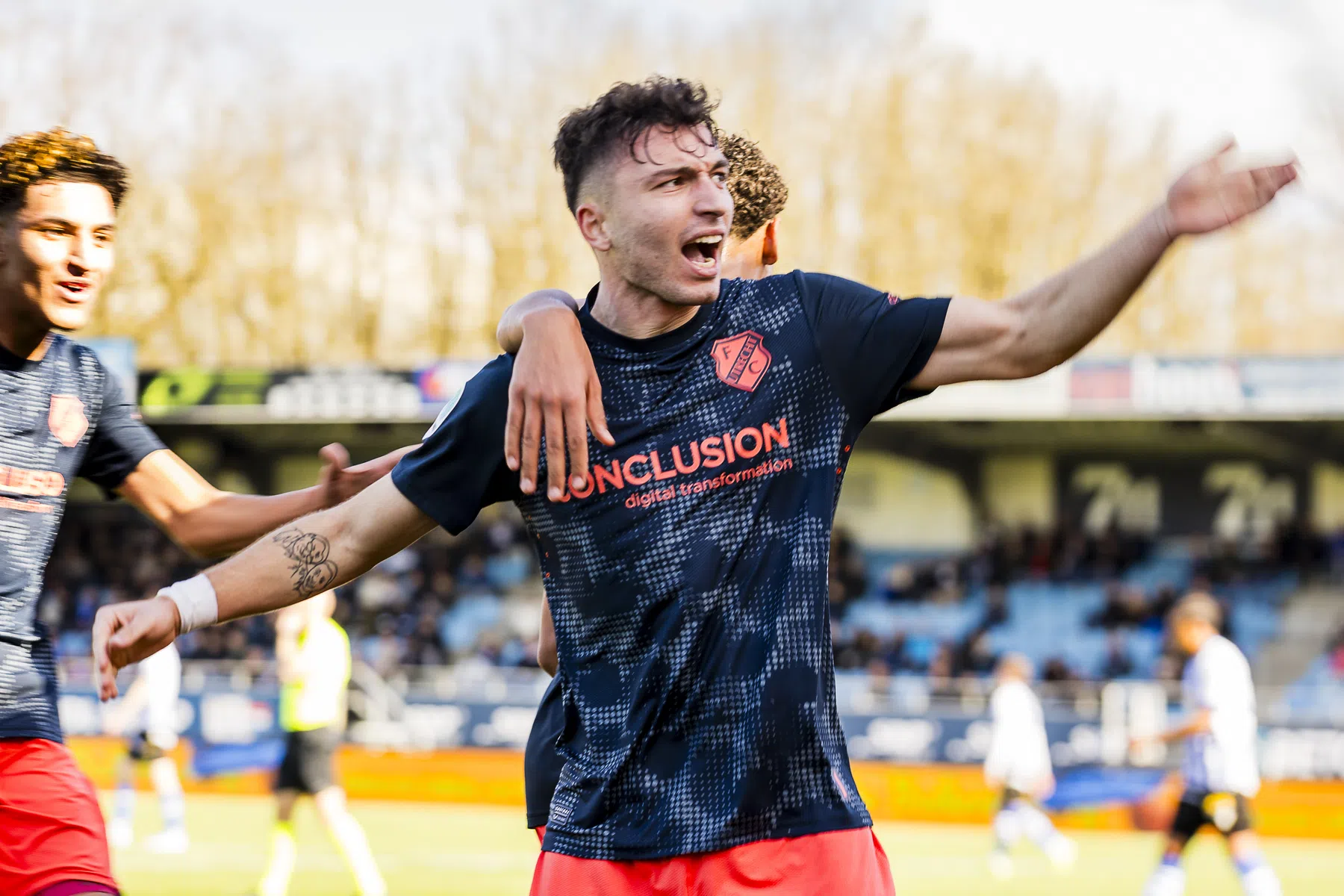 Jong Utrecht pakt volle buit in extremis in zonnig Eindhoven