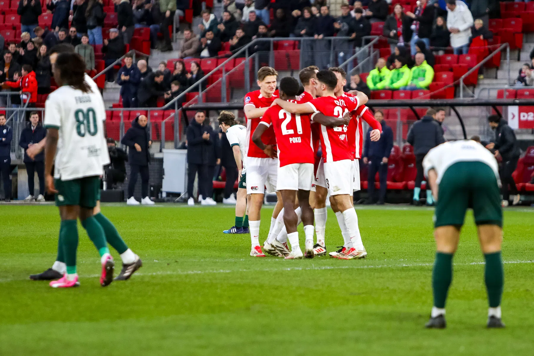 AZ houdt voor derde duel op rij de nul en blijft Feyenoord in de nek hijgen
