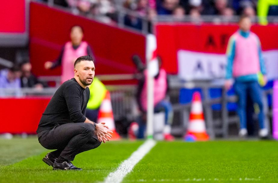 Farioli reageert op kampioensliedjes van Ajax-fans