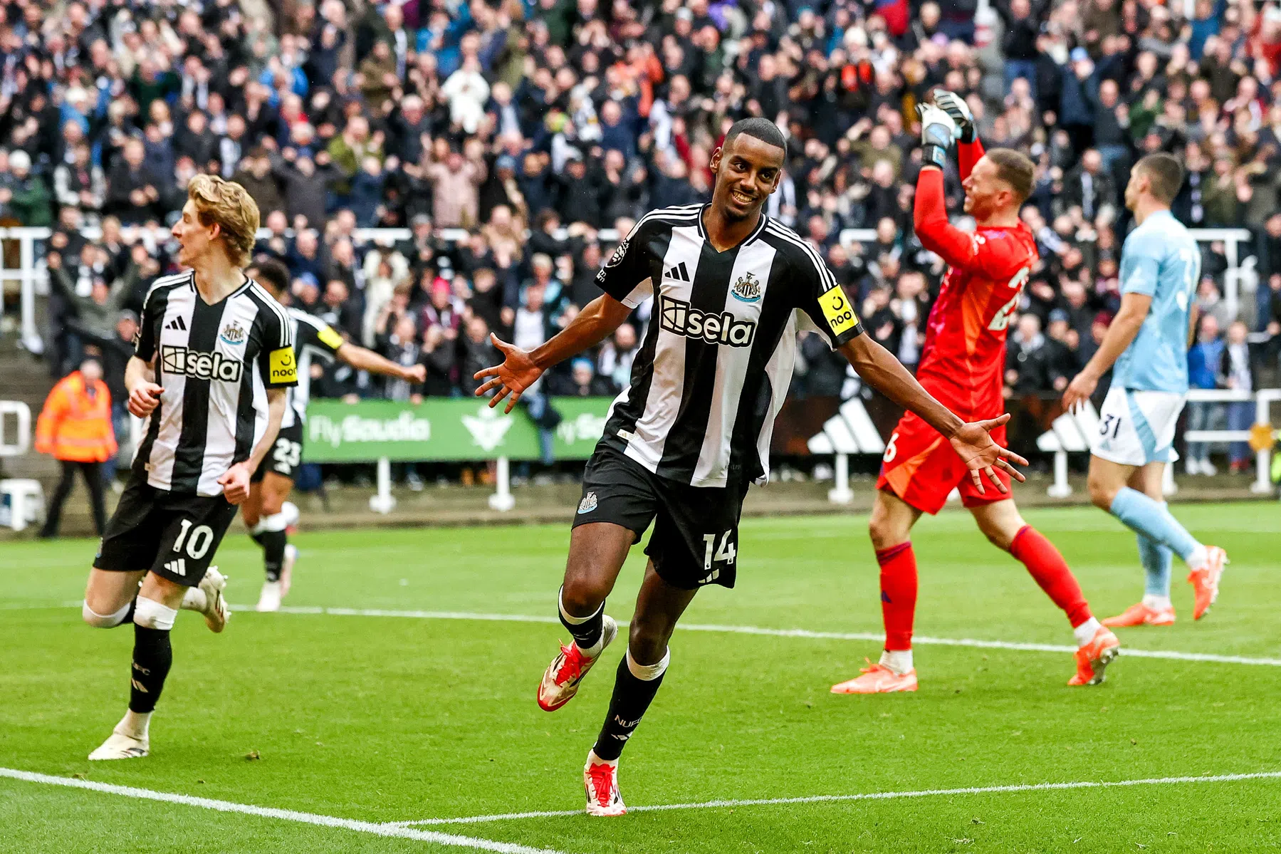 Newcastle heeft aan vier goals voor rust maar net genoeg, Isak evenaart Haaland