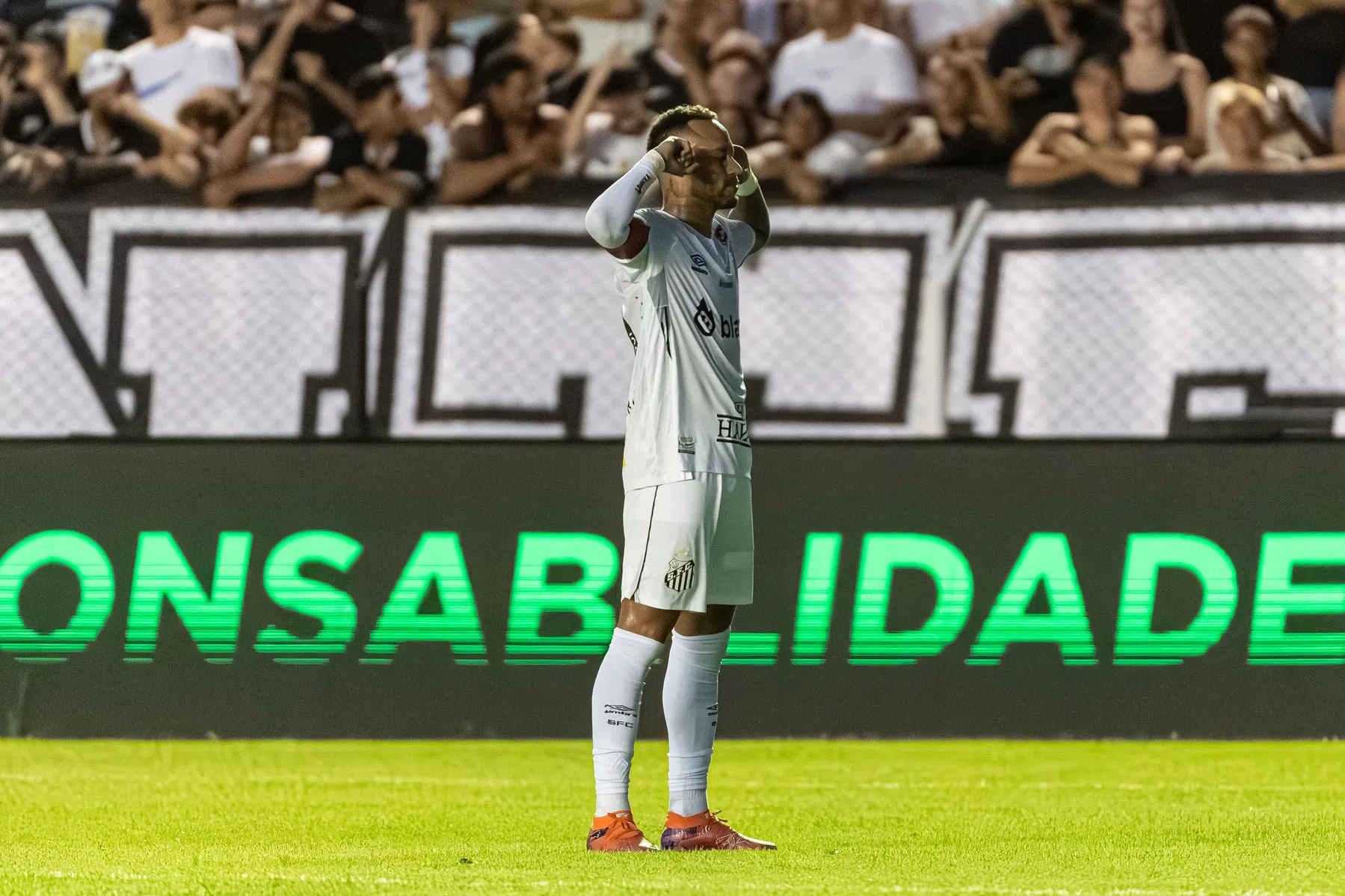 Spectaculair: Neymar scoort vanuit corner en viert à la Memphis