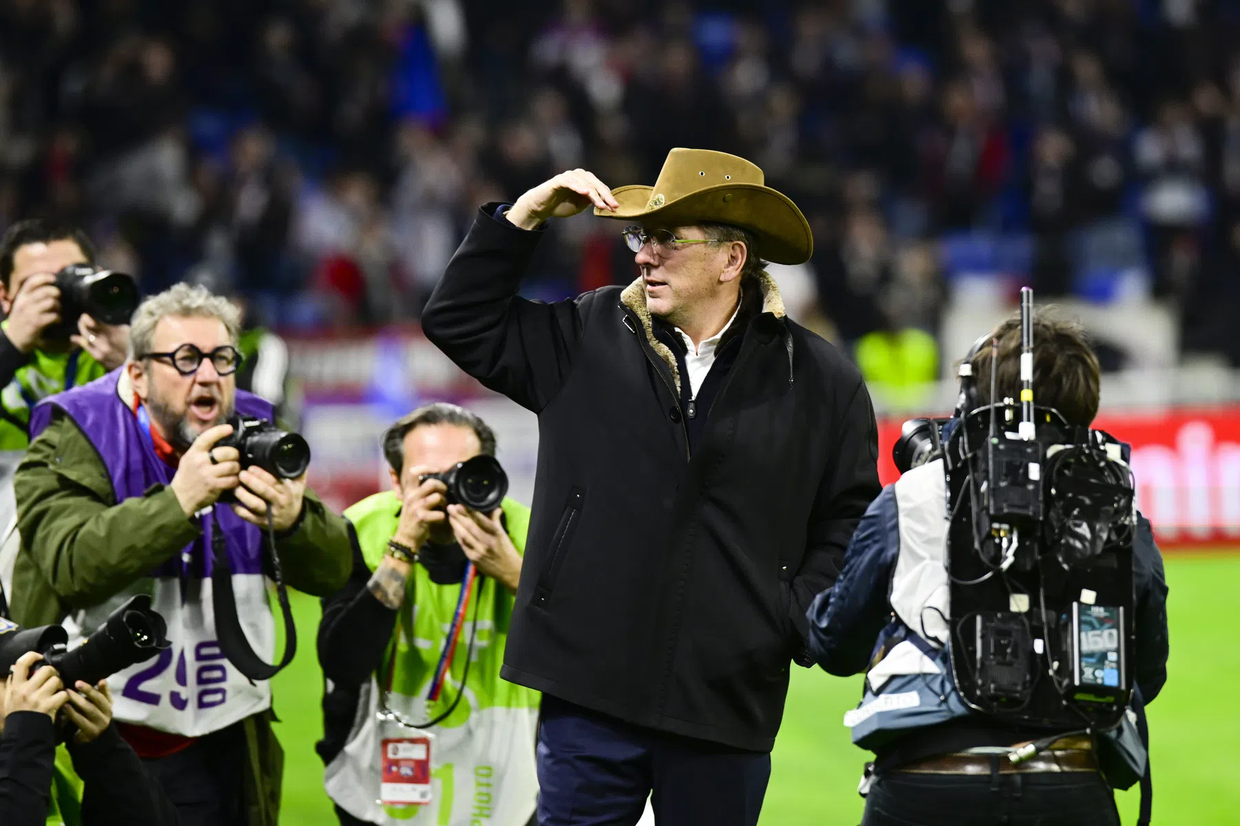 Lyon-eigenaar zorgt voor hilariteit middels statement met cowboyhoed