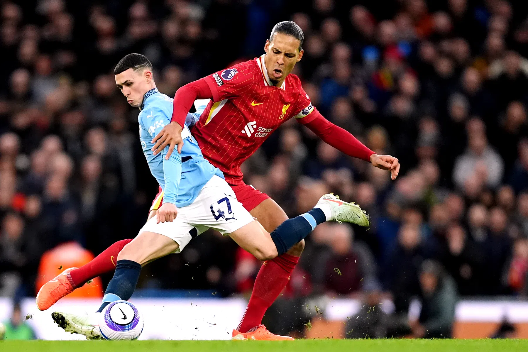 'No-nonsense' Van Dijk en 'warrior' Gravenberch vallen in de smaak in Engeland