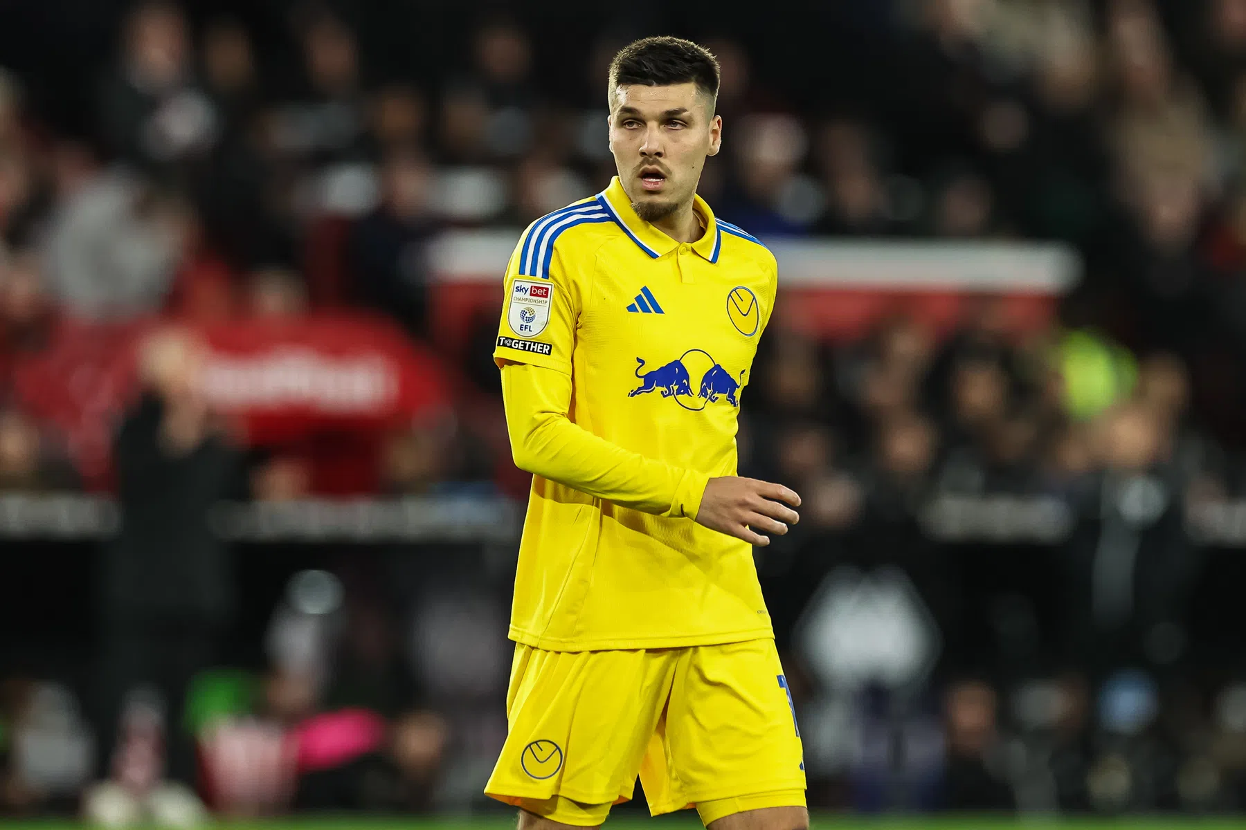 Leeds United zet met een raket van Piroe grote stap naar de Premier League