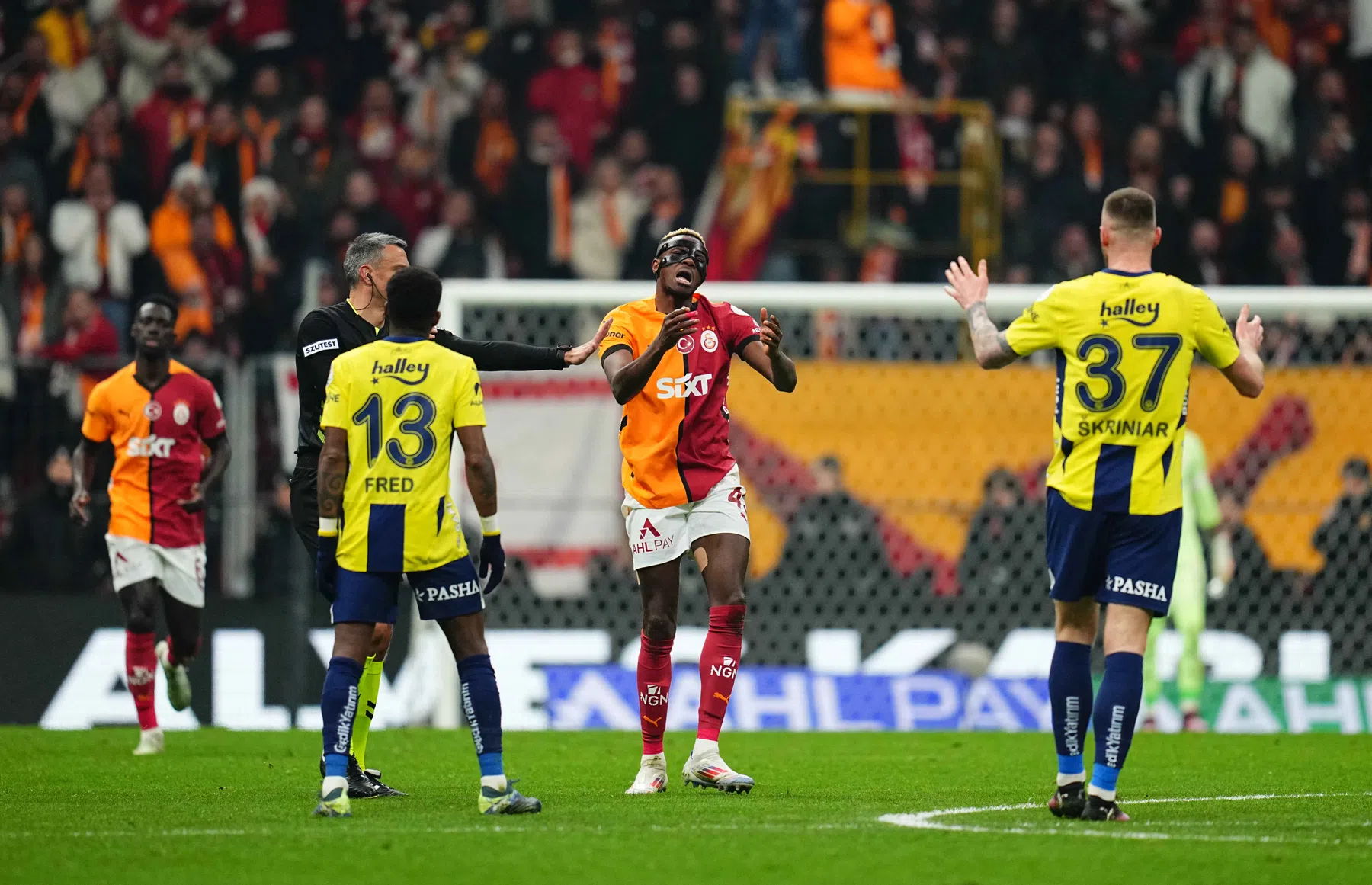 Afgekeurde goal na overtreding Szymanski: Galatasaray houdt Fenerbahçe van zich af