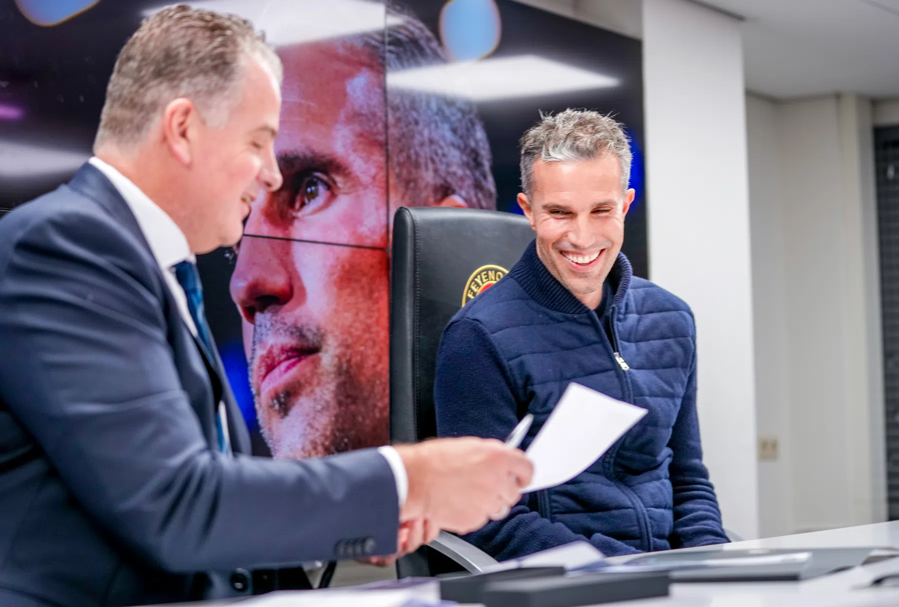 Wenger feliciteert Van Persie met aanstelling: 'Hij is echt mijn voetbalvader'