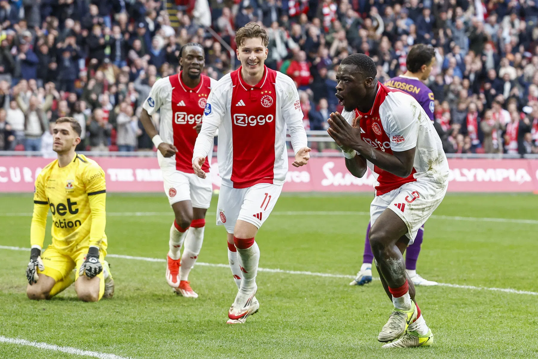 Rondje Eredivisie: Ajax leidt titelrace en rentree Van Persie bij Feyenoord