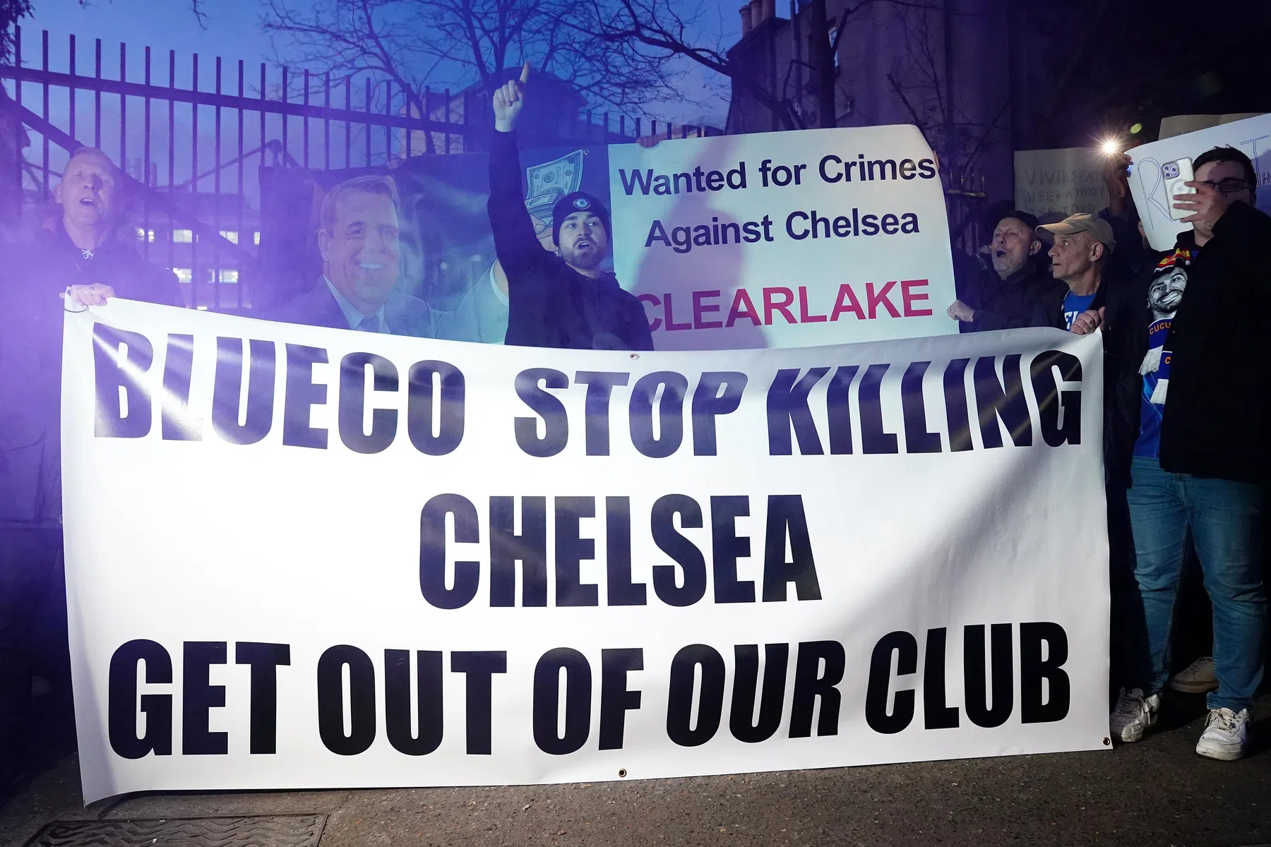 Chelsea-fans protesteren bij Stamford Bridge: 'Willen onze club terug'