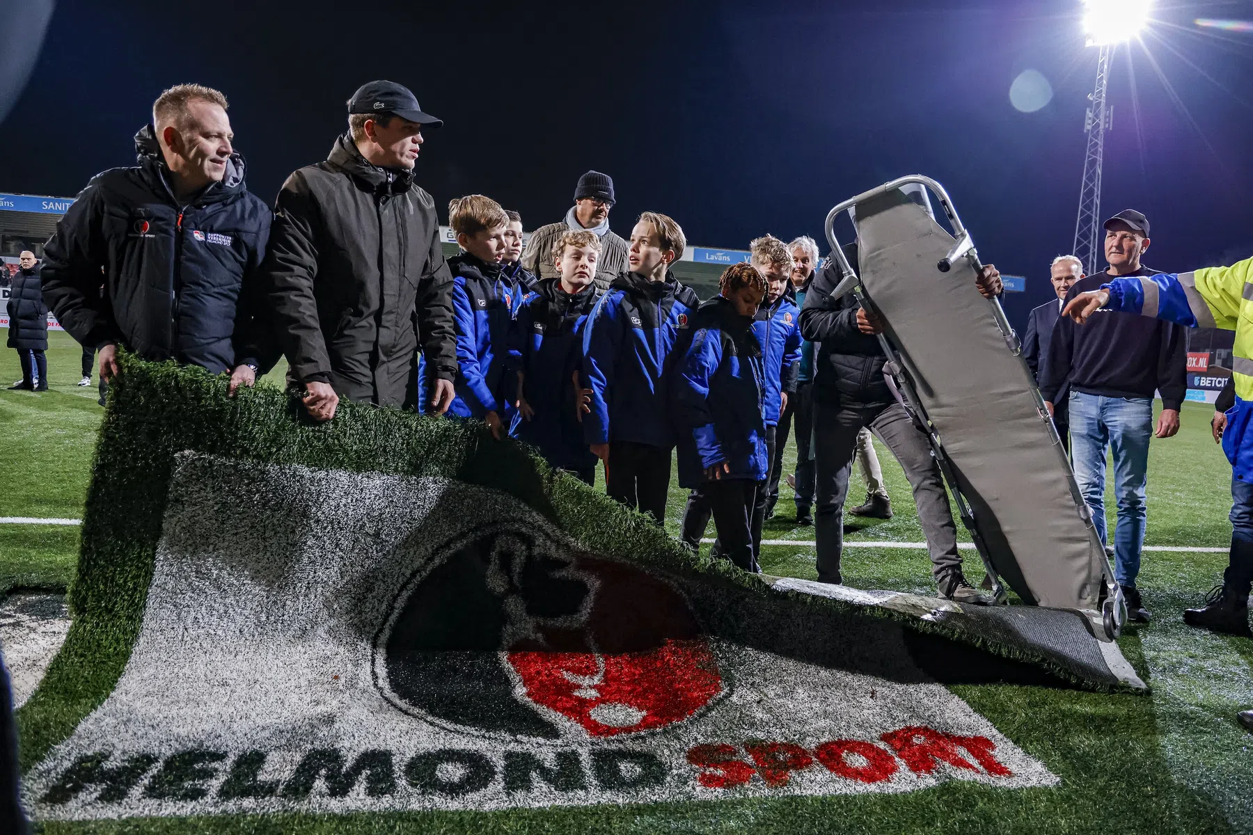 Knullig: supporters Helmond Sport zijn kwartier bezig met uitsnijden clublogo 