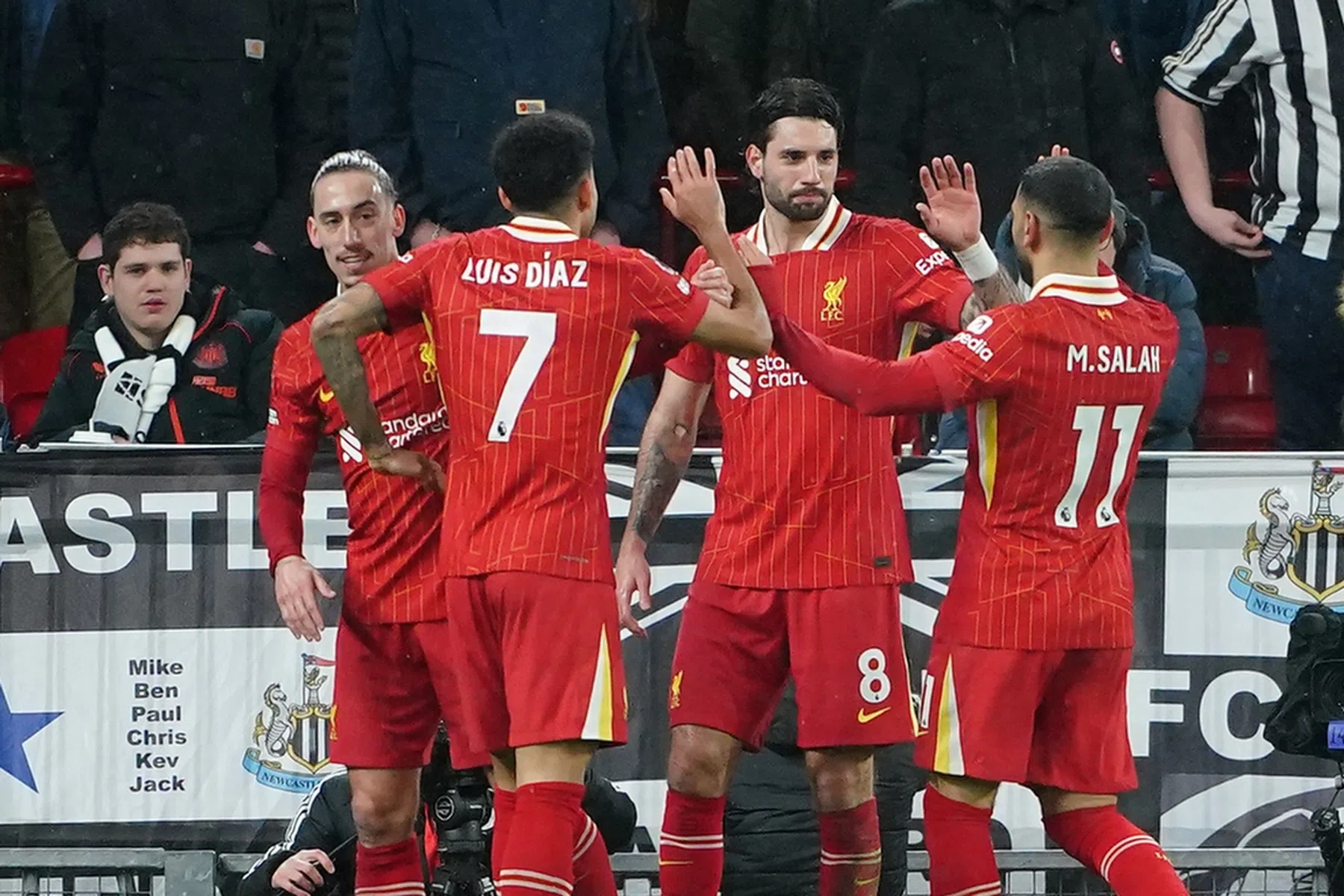 Liverpool drukt ook zonder Slot door en zet Arsenal op dertien punten