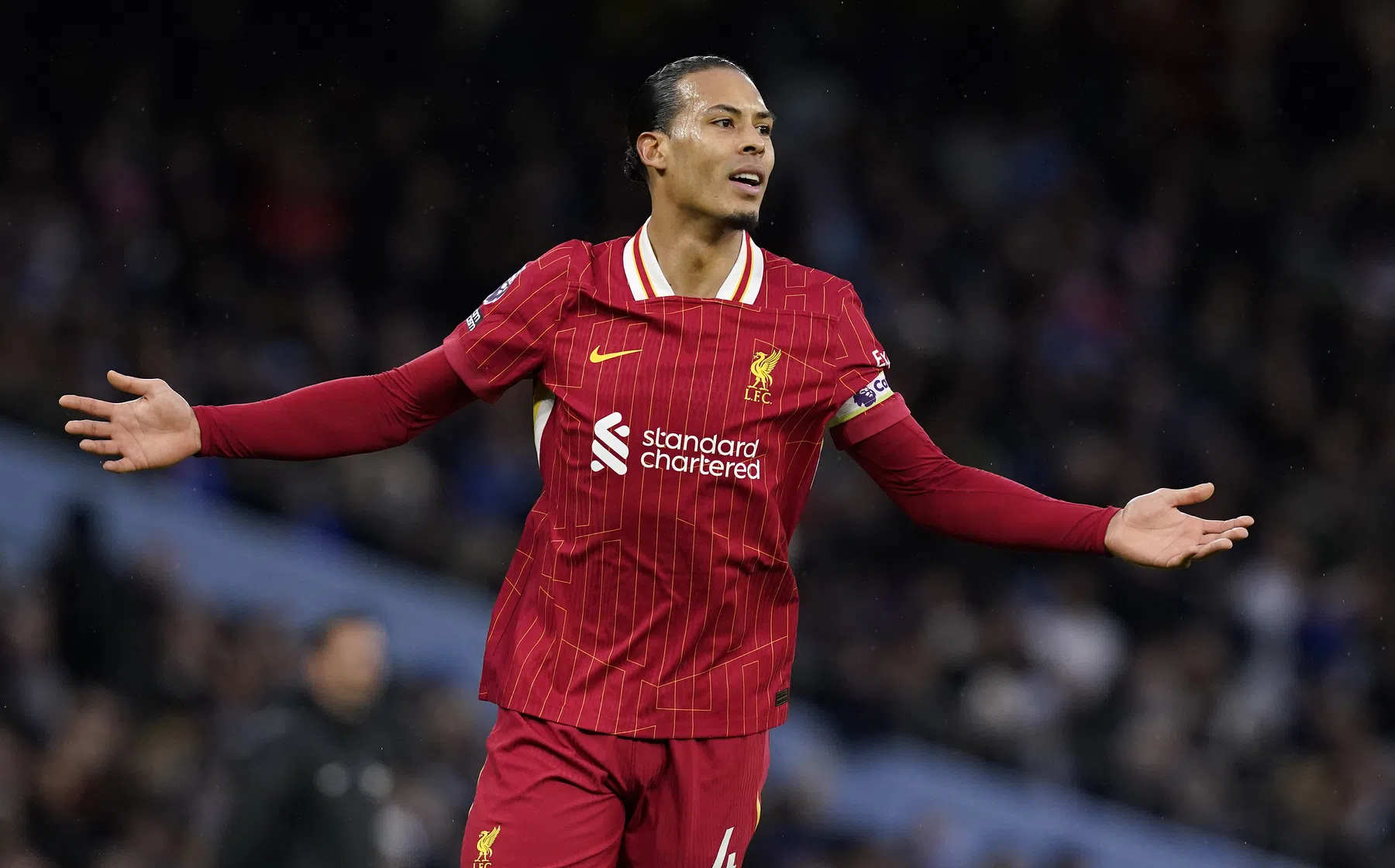 Van Dijk weigert aan titel te denken: 'Daarna zing ik pas met de fans mee'