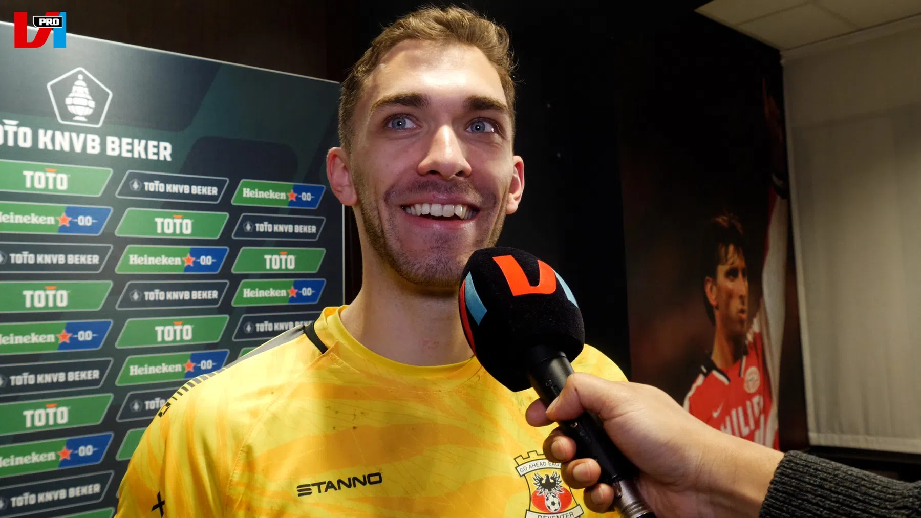 De Busser lacht na vraag over de badjas in De Kuip