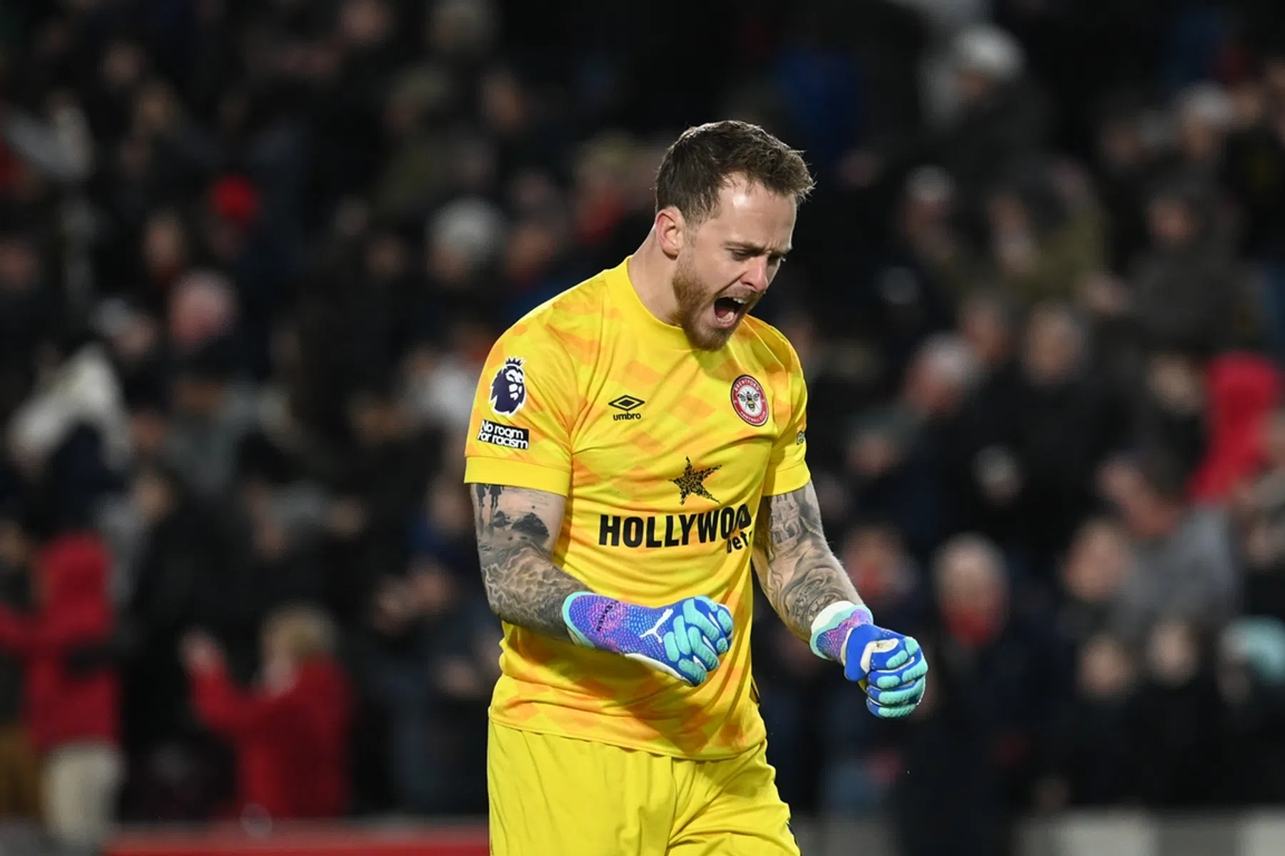 Mark Flekken krijgt complimenten en voert Premier League-ranglijst aan
