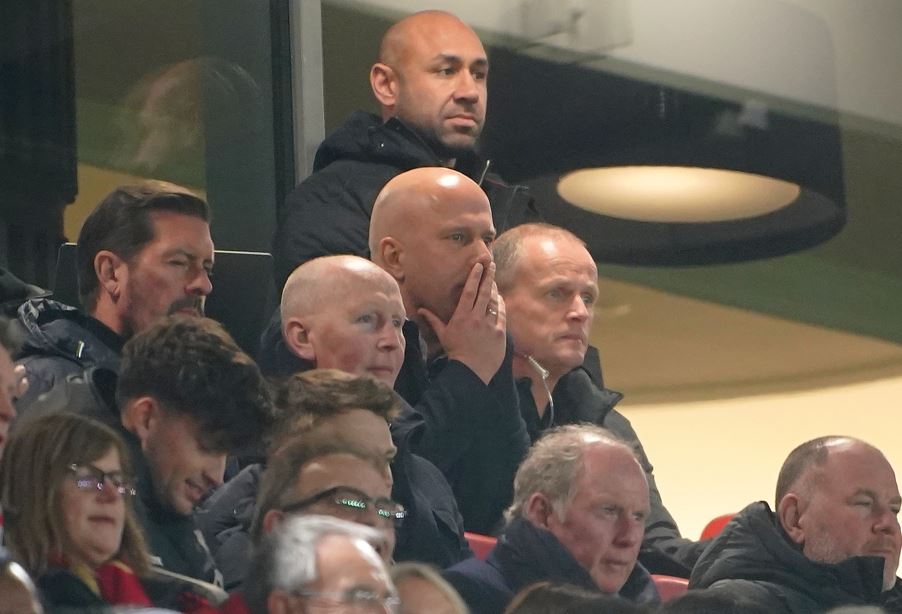 Slot rekent af met critici en looft titelfavoriet Liverpool