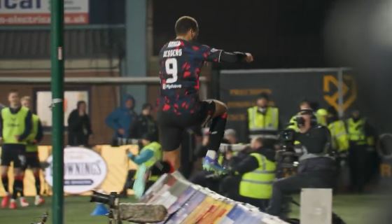 Dessers helpt Rangers en maakt fabuleuze twintigste goal