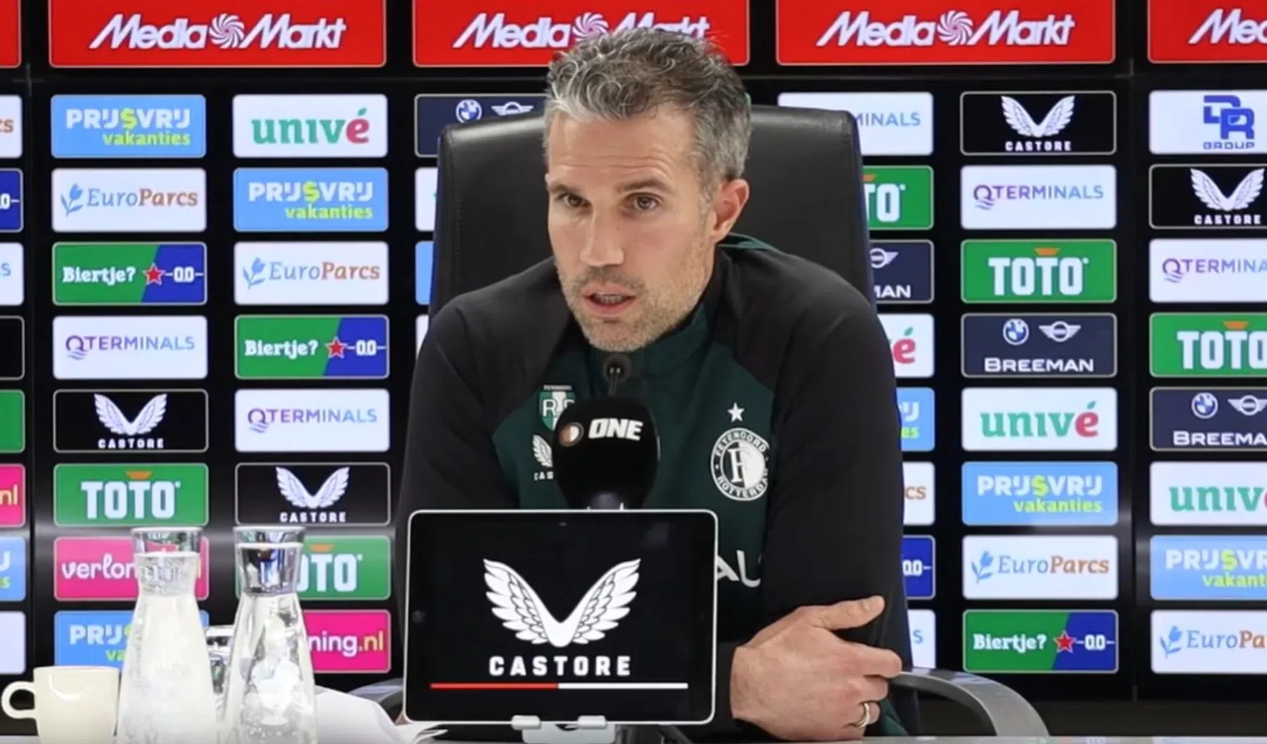 Van Persie moet een assistent slachtofferen: 'Dat is niet leuk'