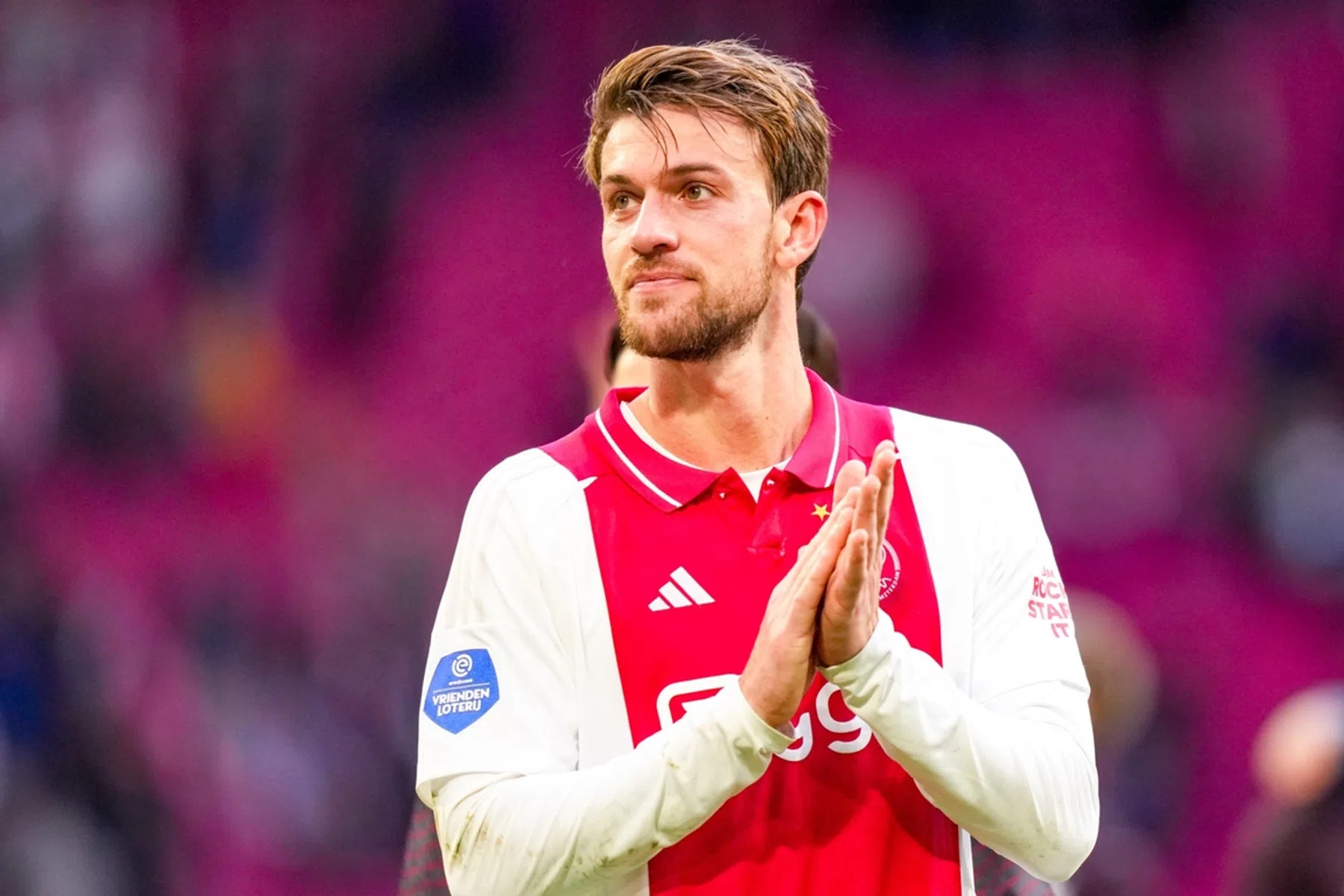 Ajax-spelers lachen tijdens kids-persco over opmerkelijke routine Rugani