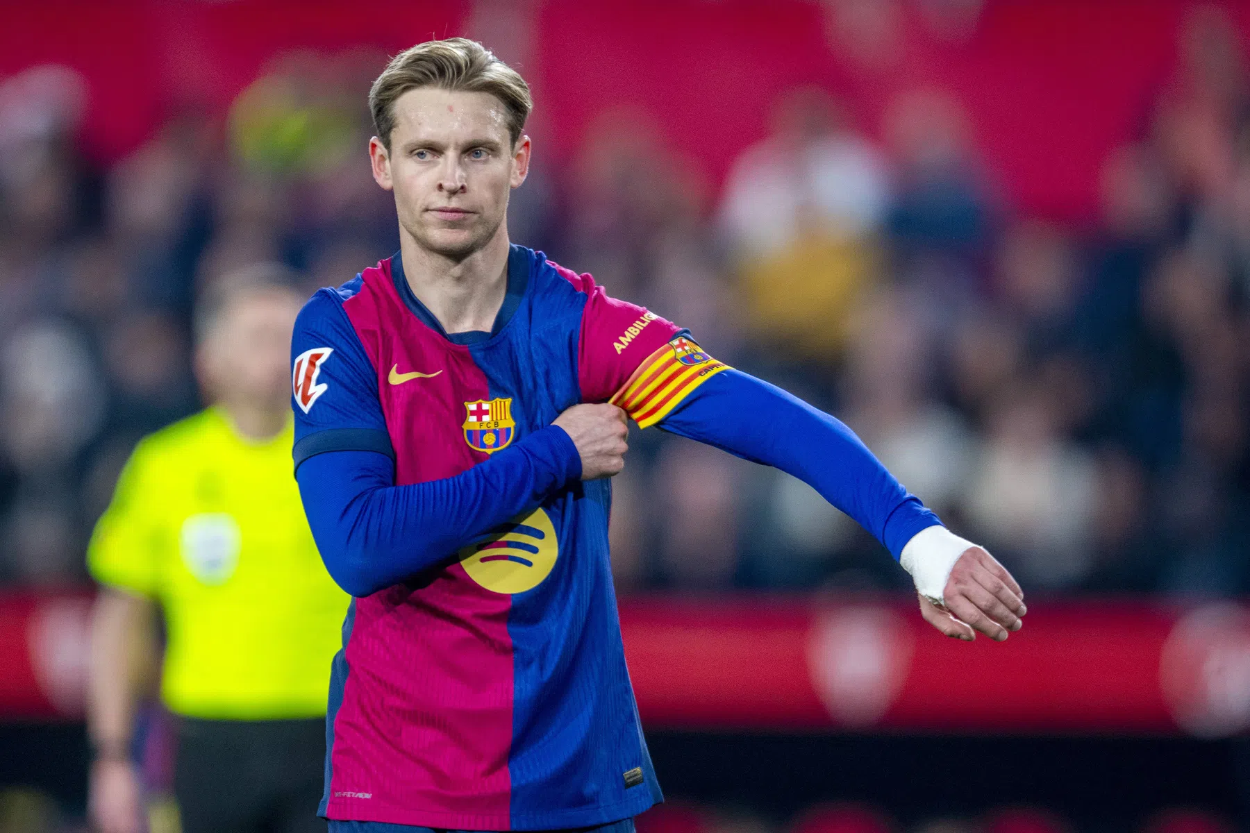 Barça-trainer Flick complimenteus voor Frenkie de Jong én zijn concurrent