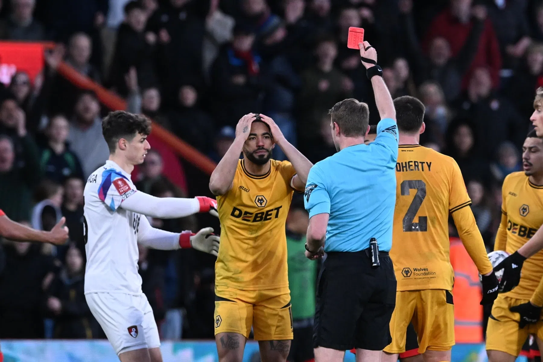 Cunha laat zich wéér gaan: direct rood na slaan, schoppen en kopstoot