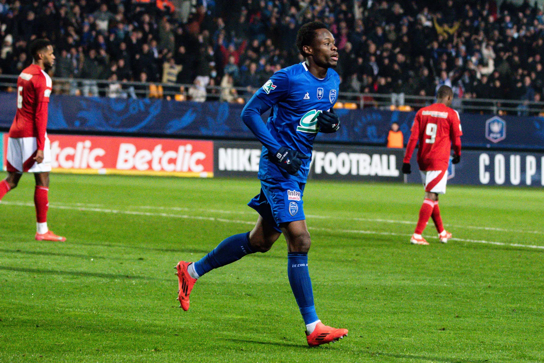 Ligue 2-aanvaller gaat de wereld over met fabuleuze omhaal