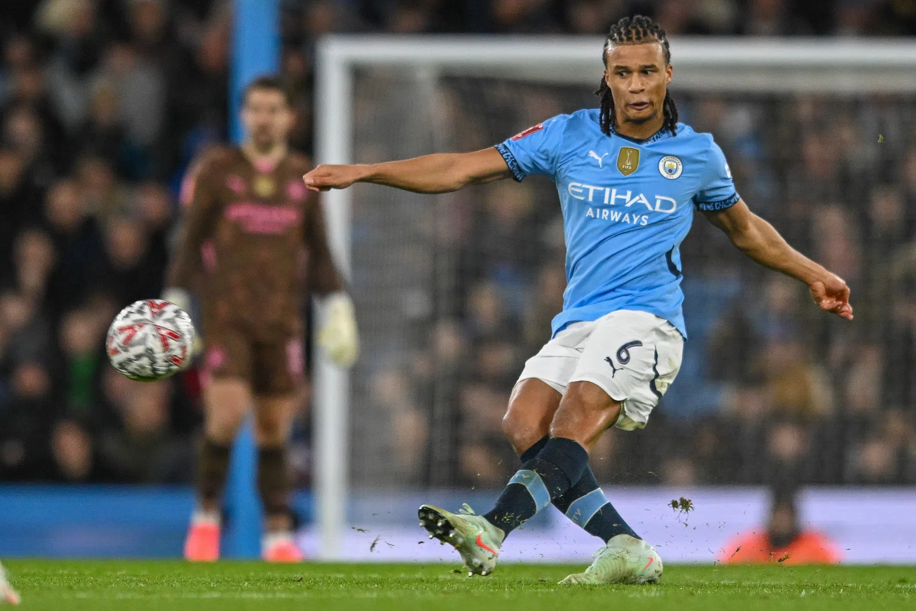 Slecht nieuws voor City en Oranje: Guardiola vreest Aké lang kwijt te zijn