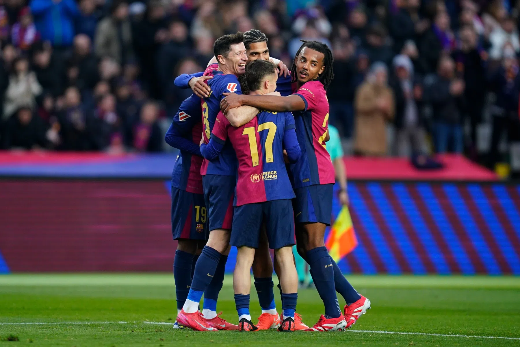 Barcelona wervelt met invaller De Jong langs Sociedad-tiental