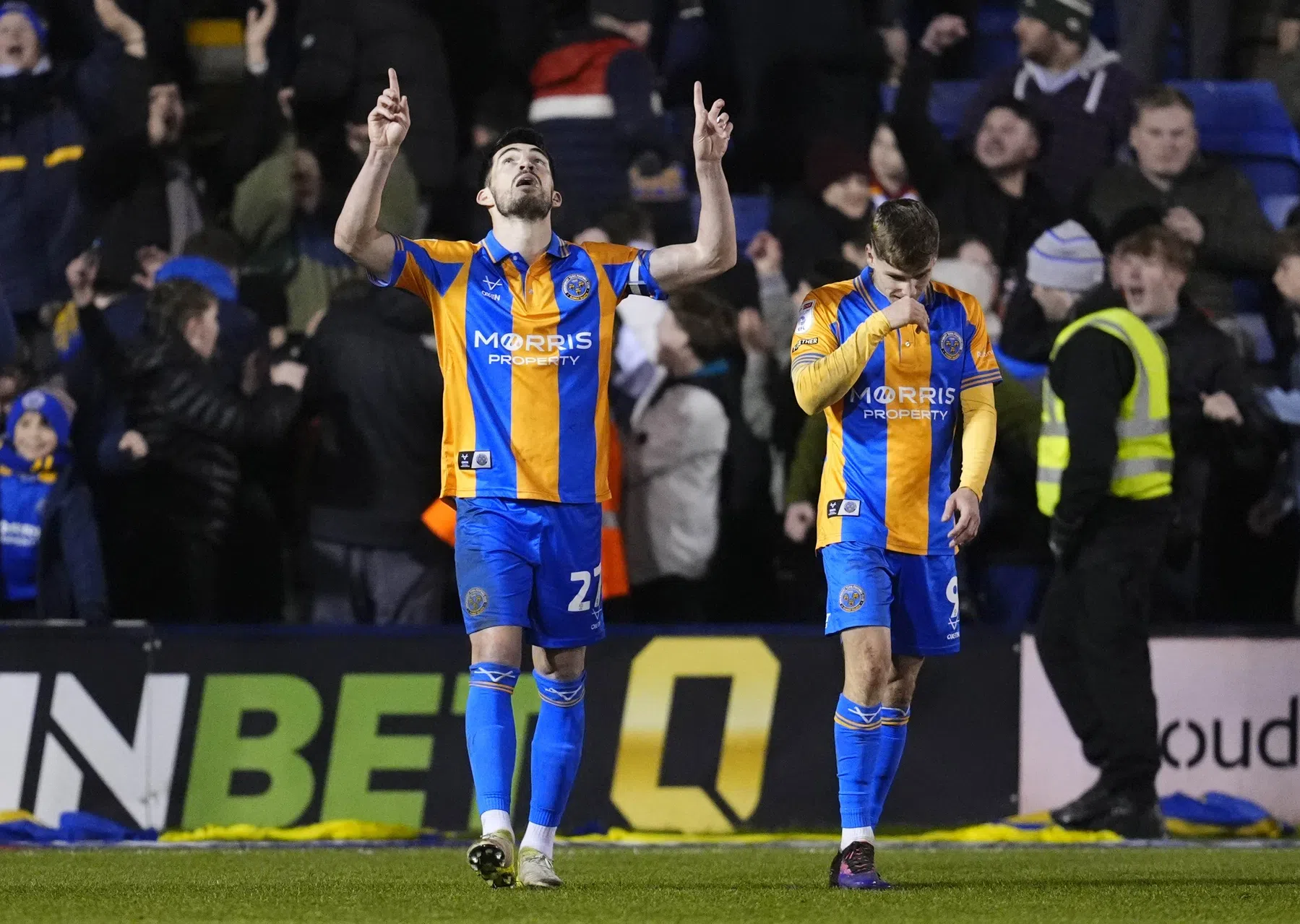 Bekijk de beelden: League One-spits krijgt na tien seconden rood