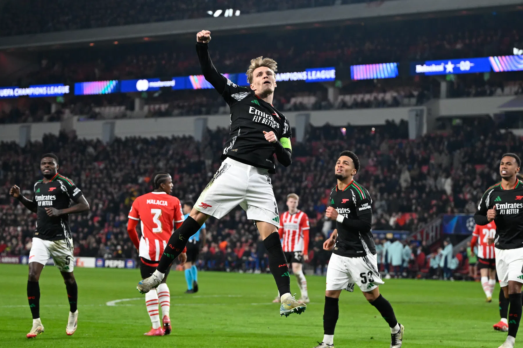 PSV is Europees kansloos na historisch pak slaag van Arsenal