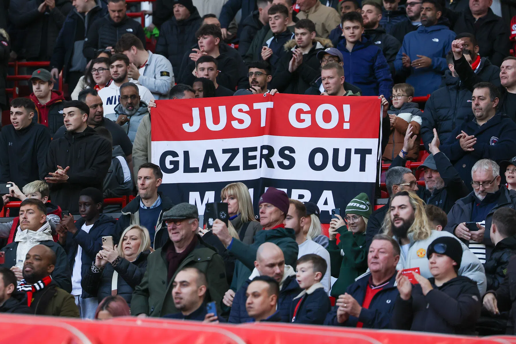 Man Utd-fans in het zwart naar volgende wedstrijd: 'De club is stervende'