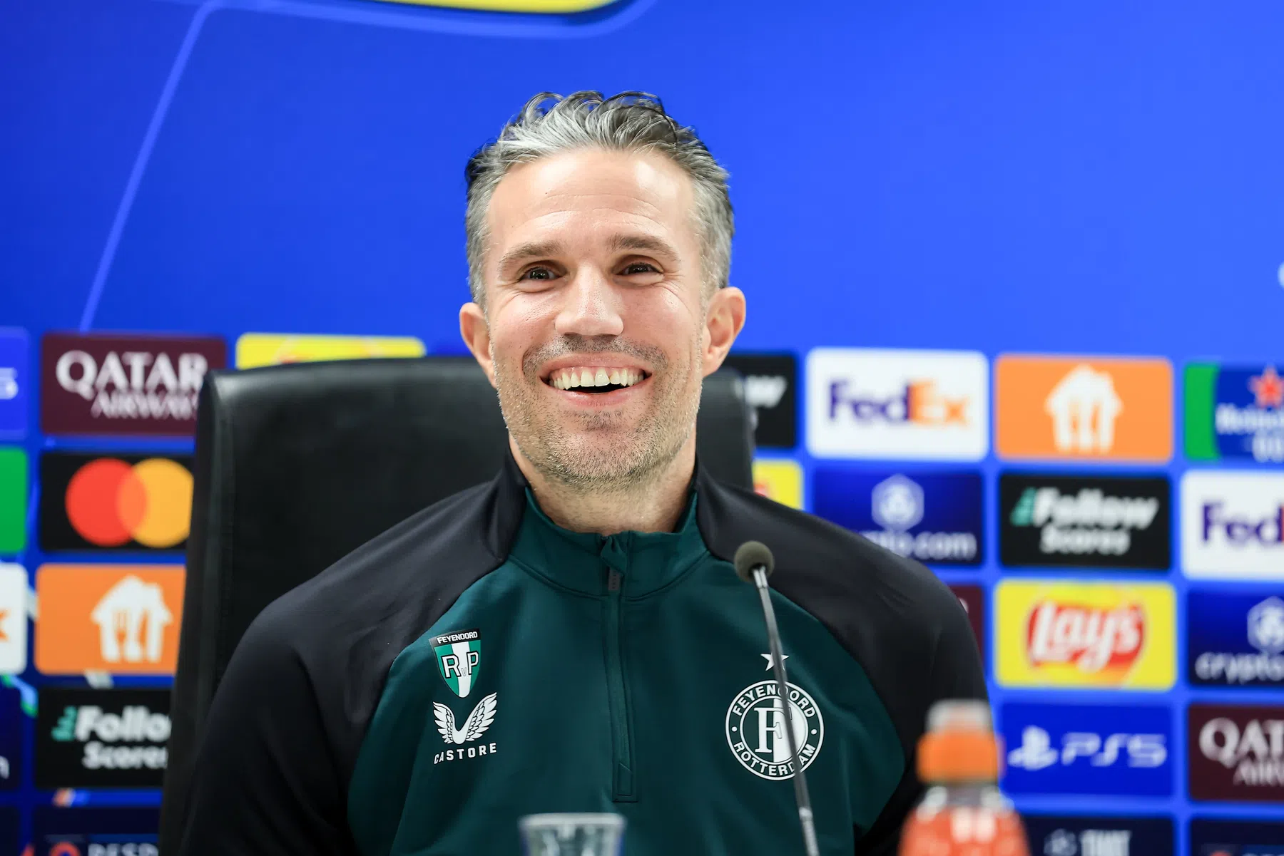 Van Persie geeft rechtsback nog niet prijs: 'Maar hij was wel tikkeltje verrast'