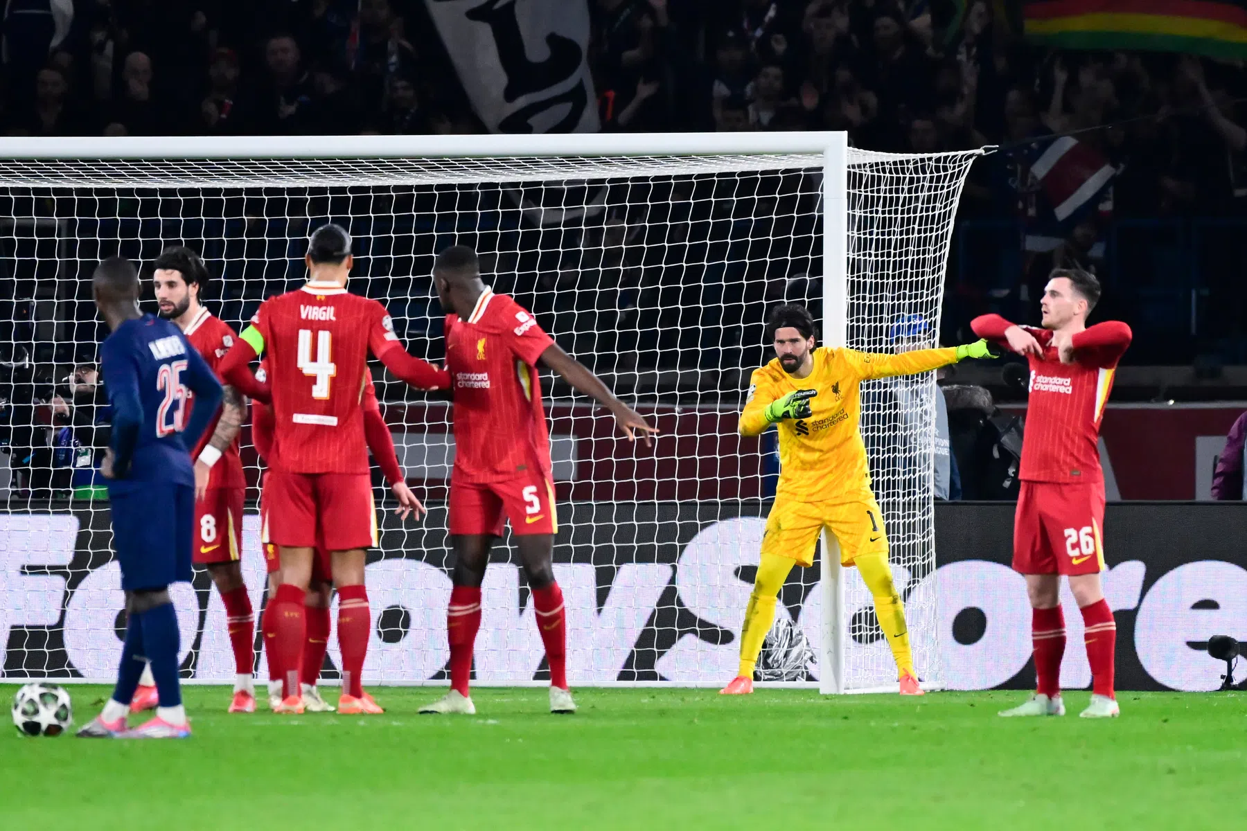 Liverpool overleeft PSG-storm door briljante Alisson en wint zelfs