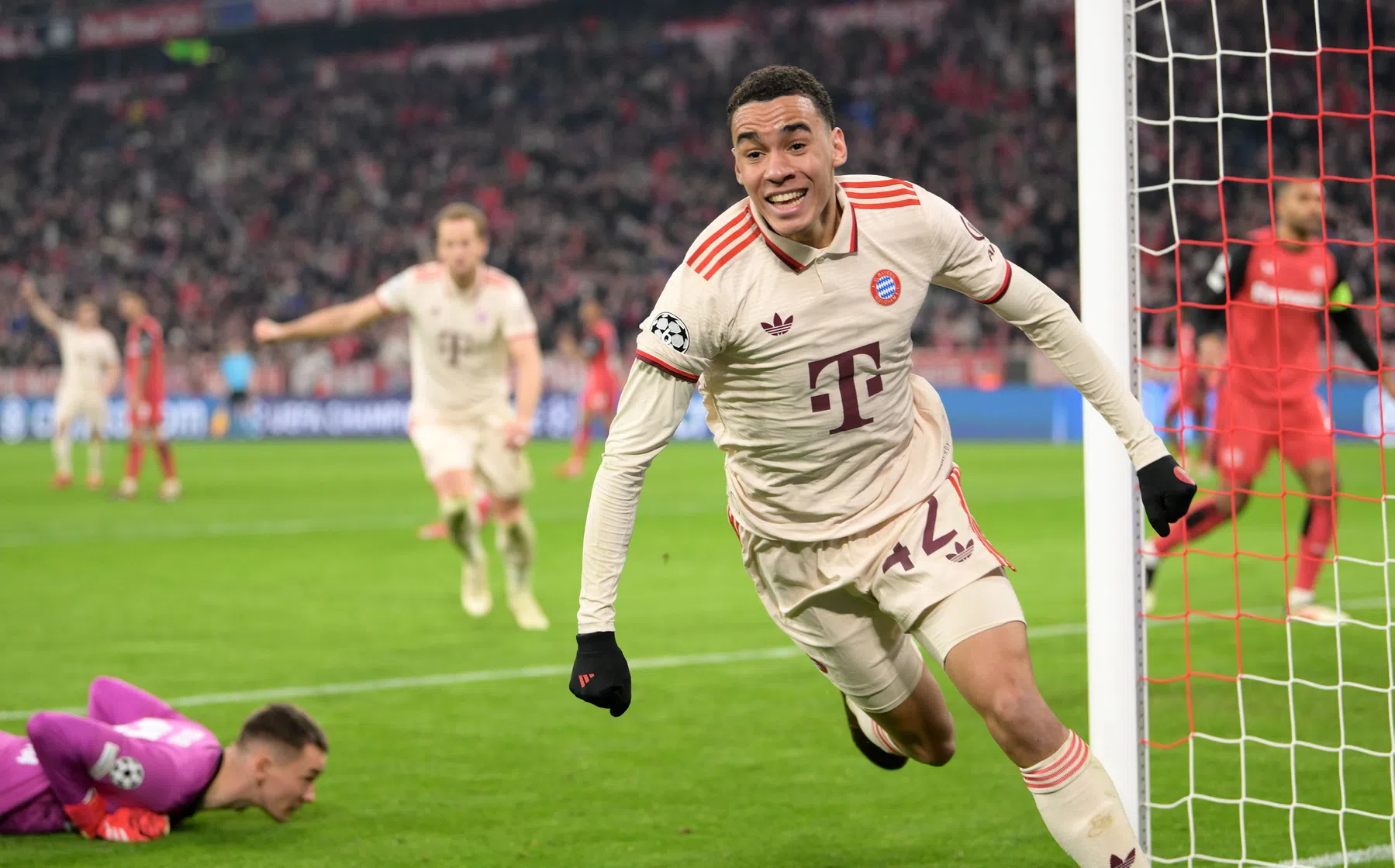 Bayern met één been in kwartfinale na pijnlijke avond voor Leverkusen