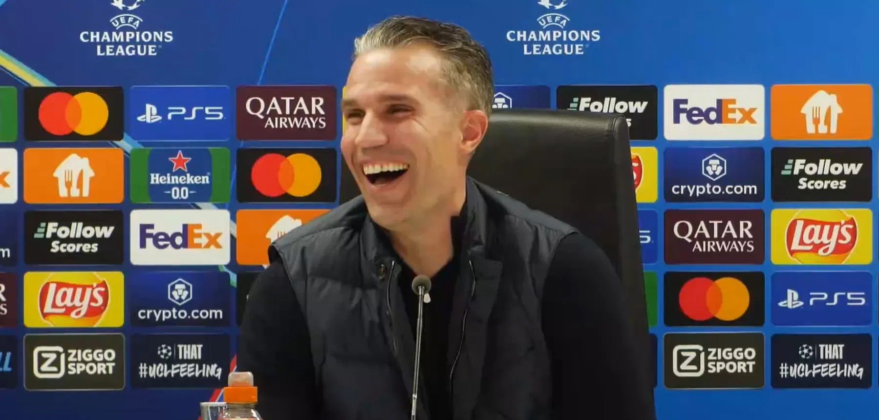 Van Persie kan nog lachen na nederlaag: 'Heerlijk, hier geniet ik van'