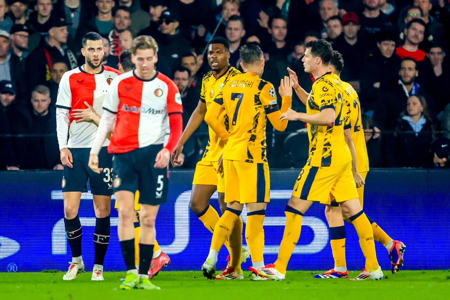 Italiaanse pers poëtisch na Feyenoord – Inter: 'Flessenpost in De Kuip'