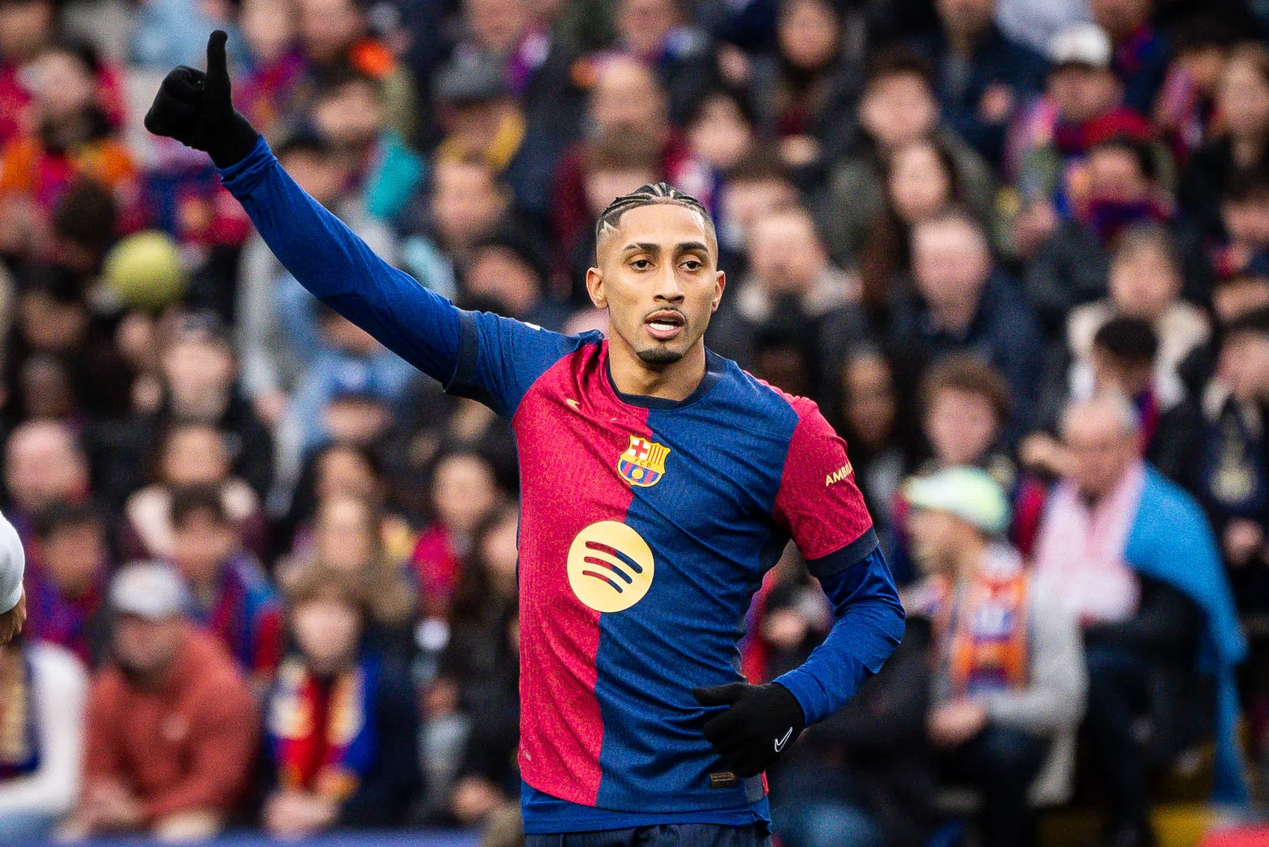 Driekwart wedstrijd met tien man, toch boekt Barcelona zege op Benfica