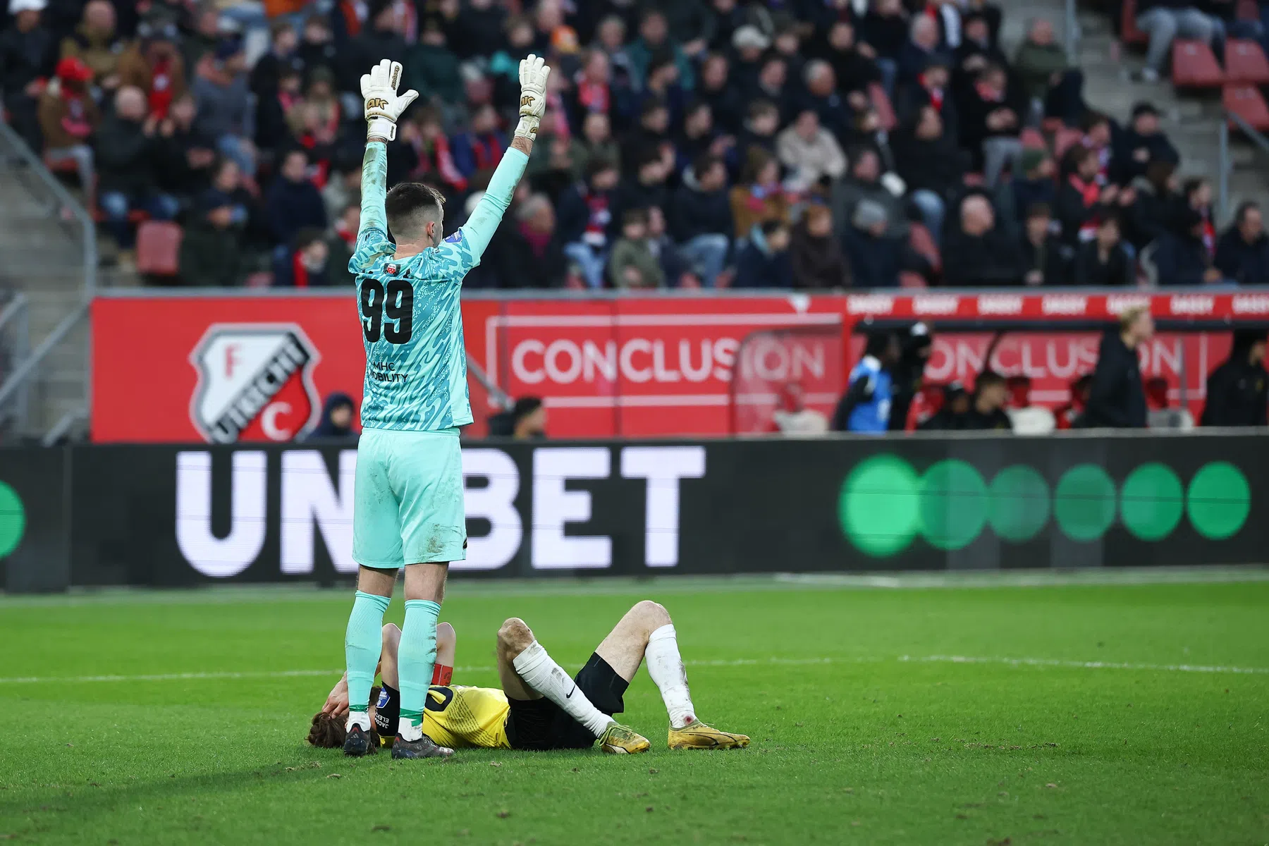 Pech voor NAC: Van den Bergh breekt neus wéér, maar dit keer dubbel