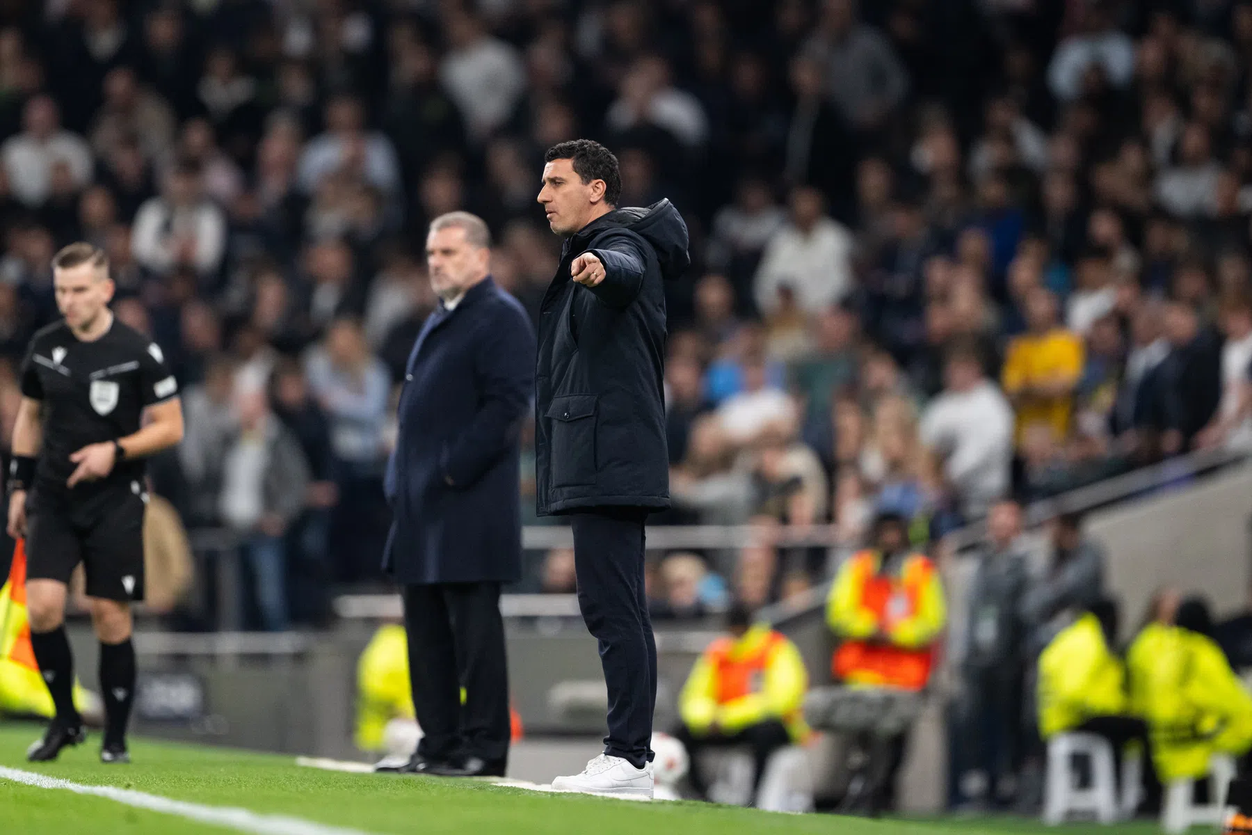 Martens wijzigt opstelling AZ op één plek voor weerzien met Spurs