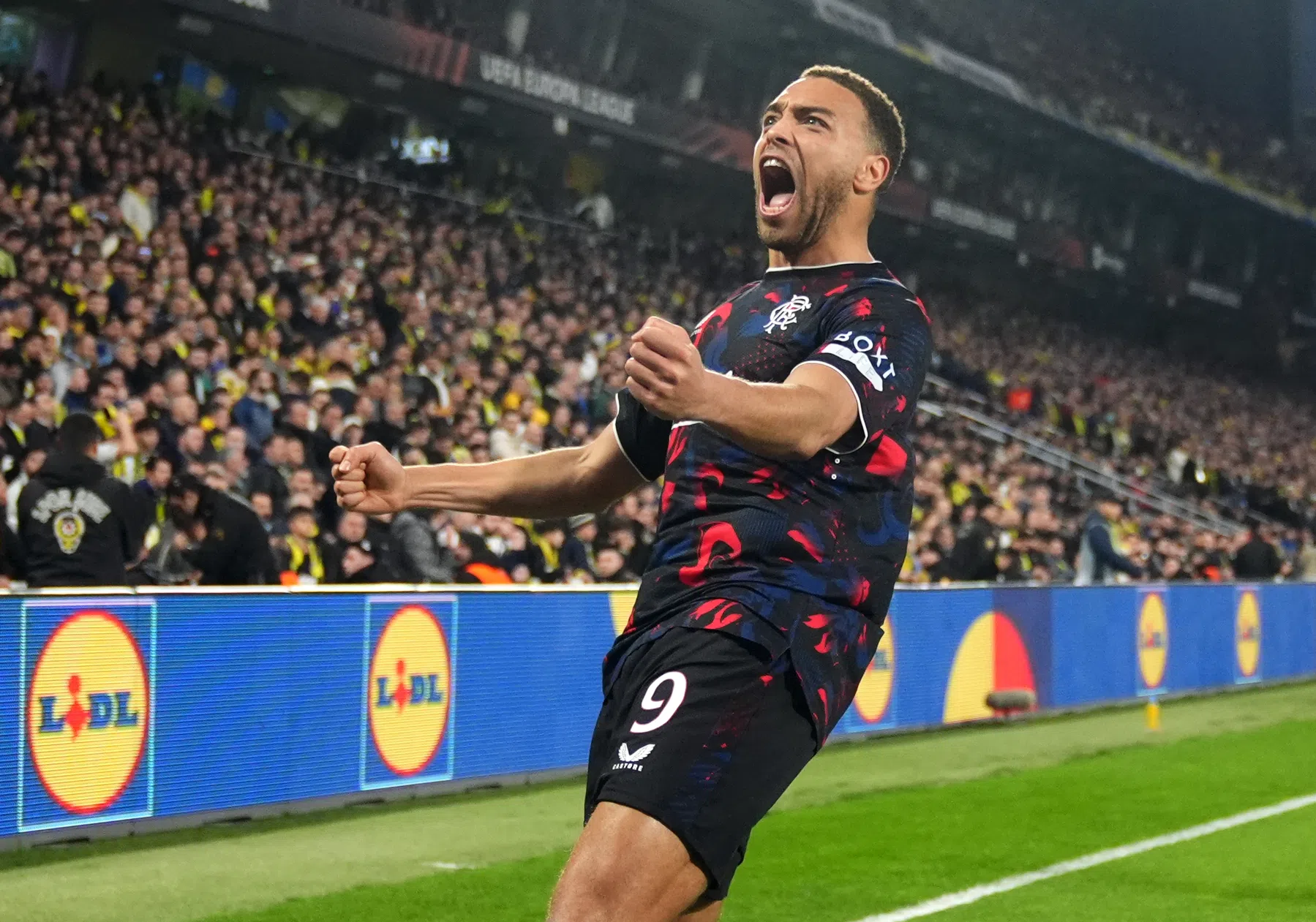 Dessers doet Mourinho pijn, Zirkzee helpt Man Utd aan gelijkspel