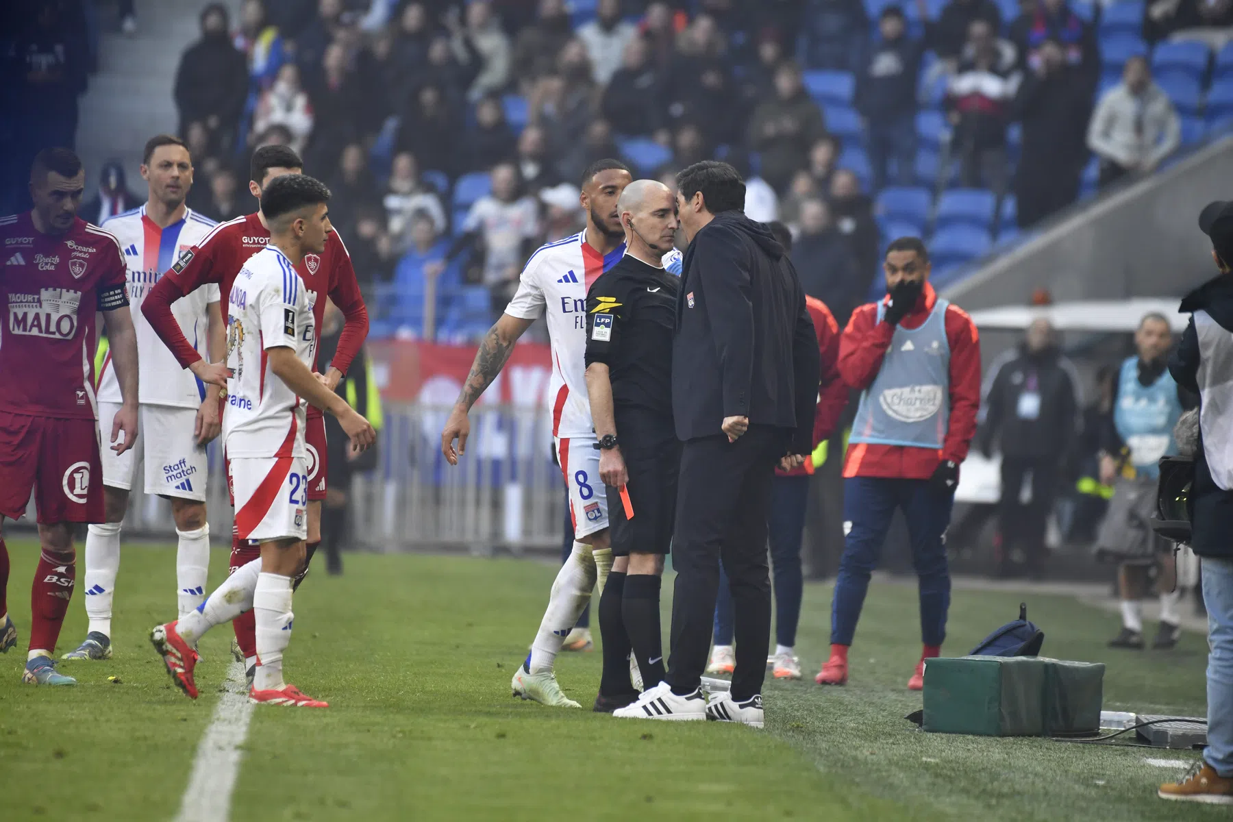 Lyon-trainer haalt uit na schorsing van 9 (!) maanden en prijst clubleiding