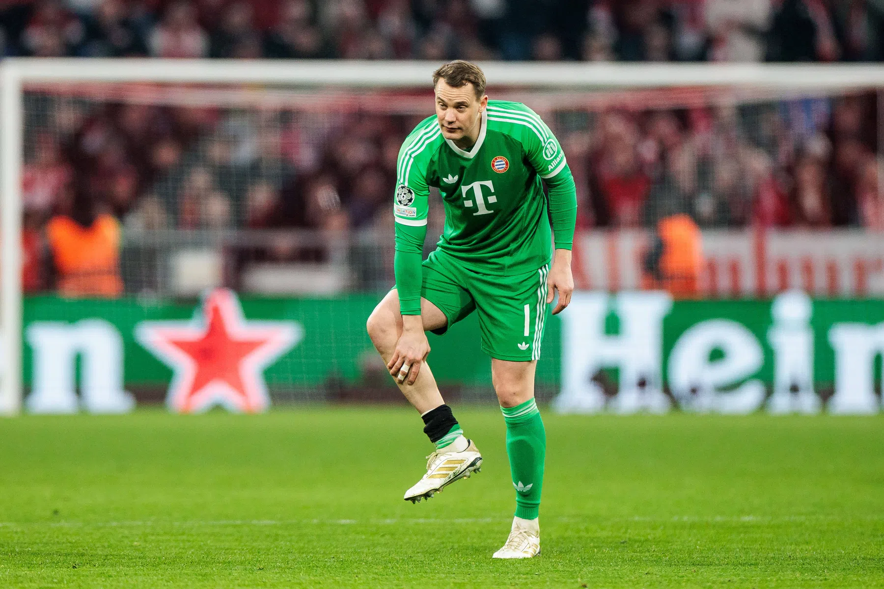 Neuer loopt blessure op tijdens juichen bij Bayern-goal