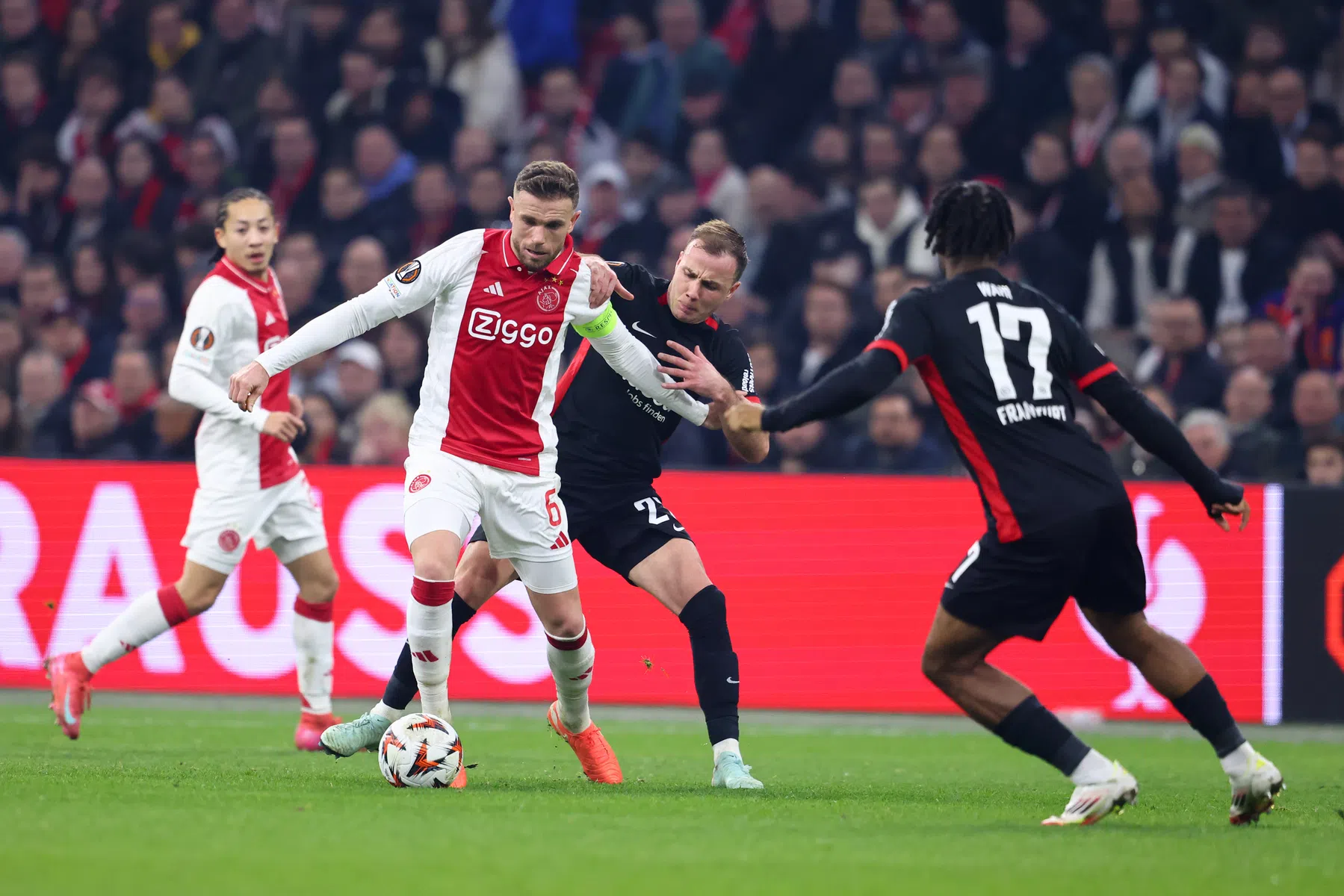 Henderson baalt van zichzelf na fatale kaart en wekt ergernis bij Sneijder