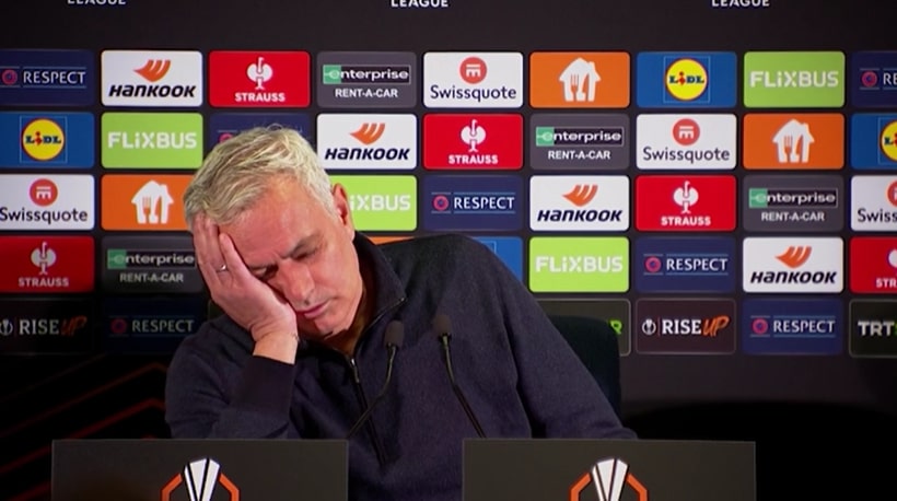 Mourinho doet alsof hij in slaap valt bij lange vraag van Turkse journalist