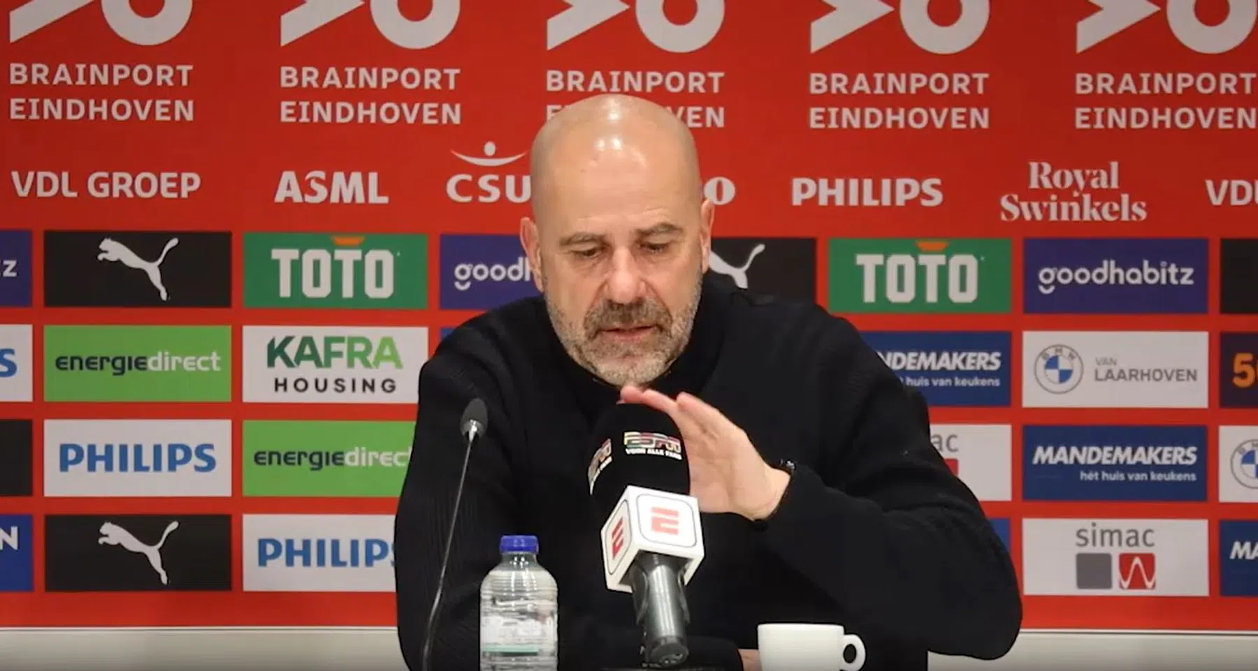 Bosz voert act op in perszaal na vraag over omstreden besluit Makkelie