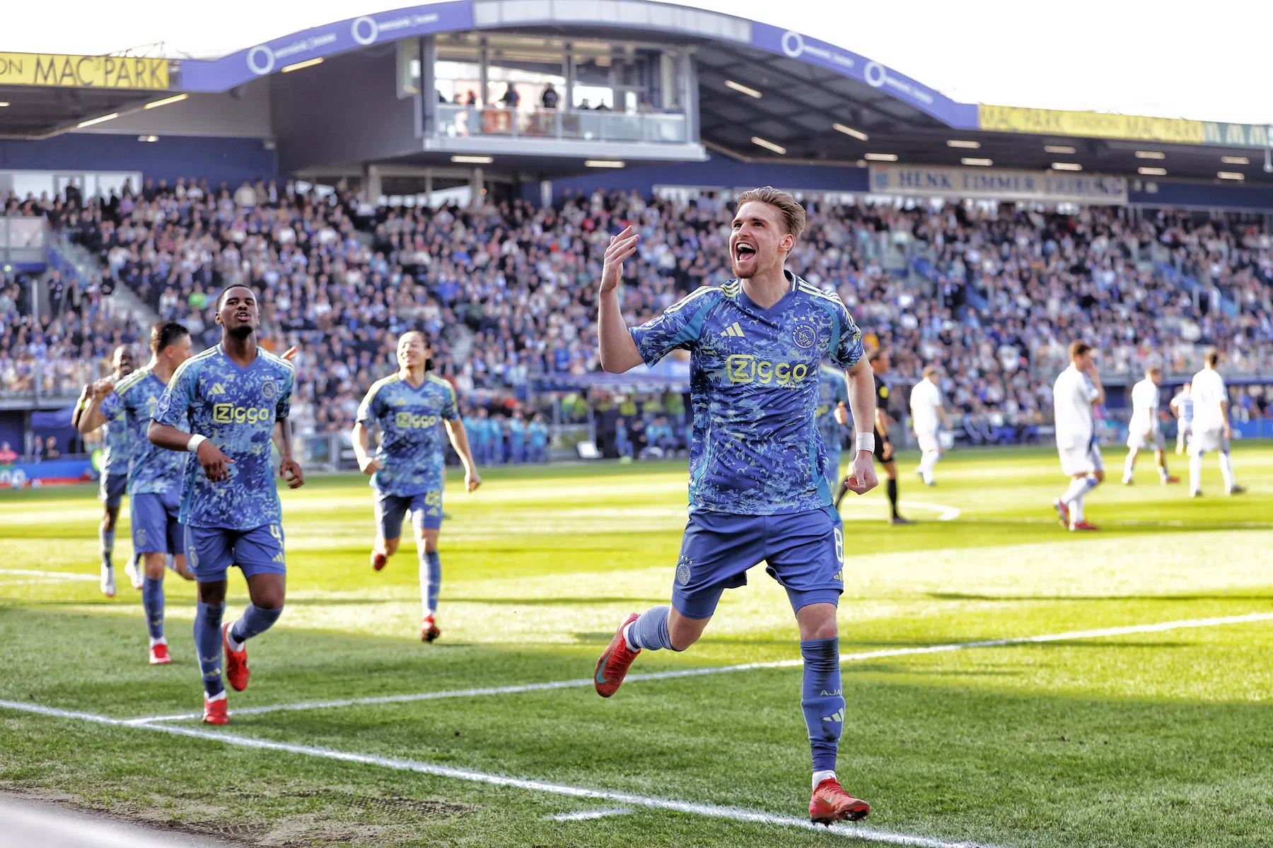 Ajax boekt opnieuw minimale zege en staat weer acht punten los van PSV