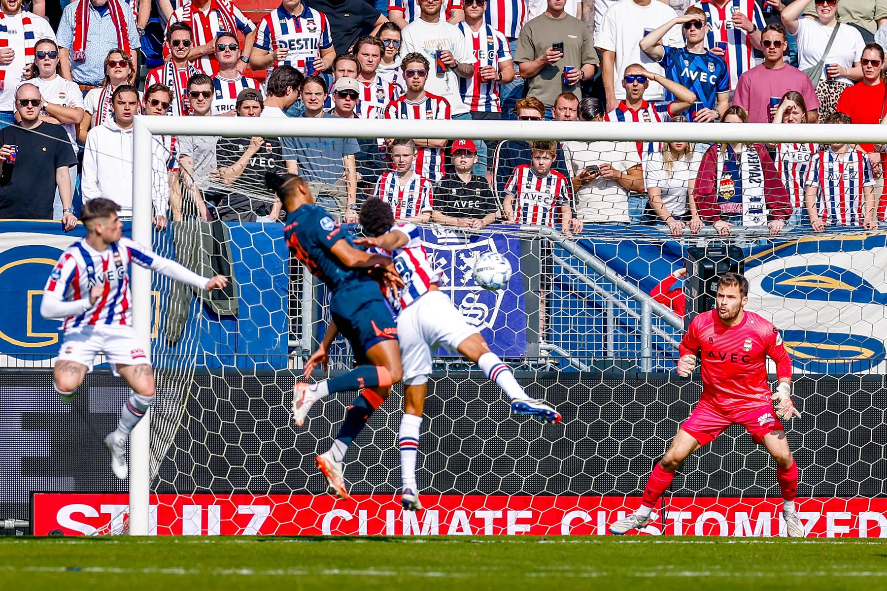 FC Utrecht boekt moeizame zege in Tilburg door primeur Haller en gouden wissels