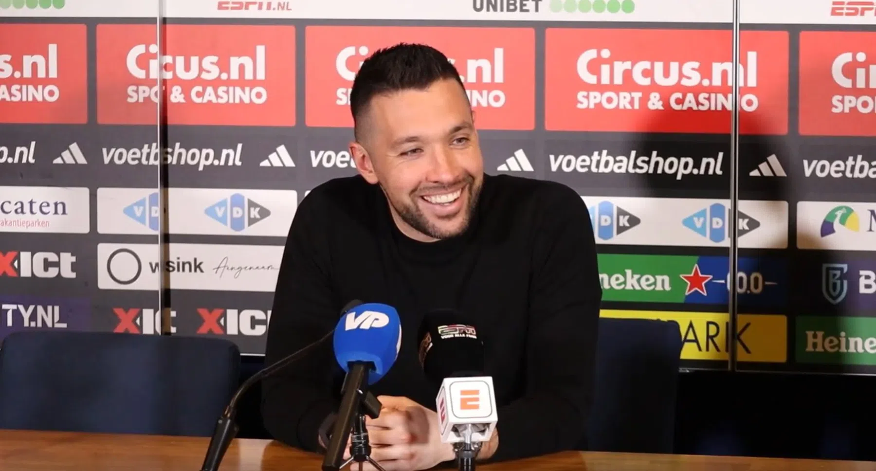 Farioli laat perszaal lachen: 'Zijn antwoord was beter dan het mijne'